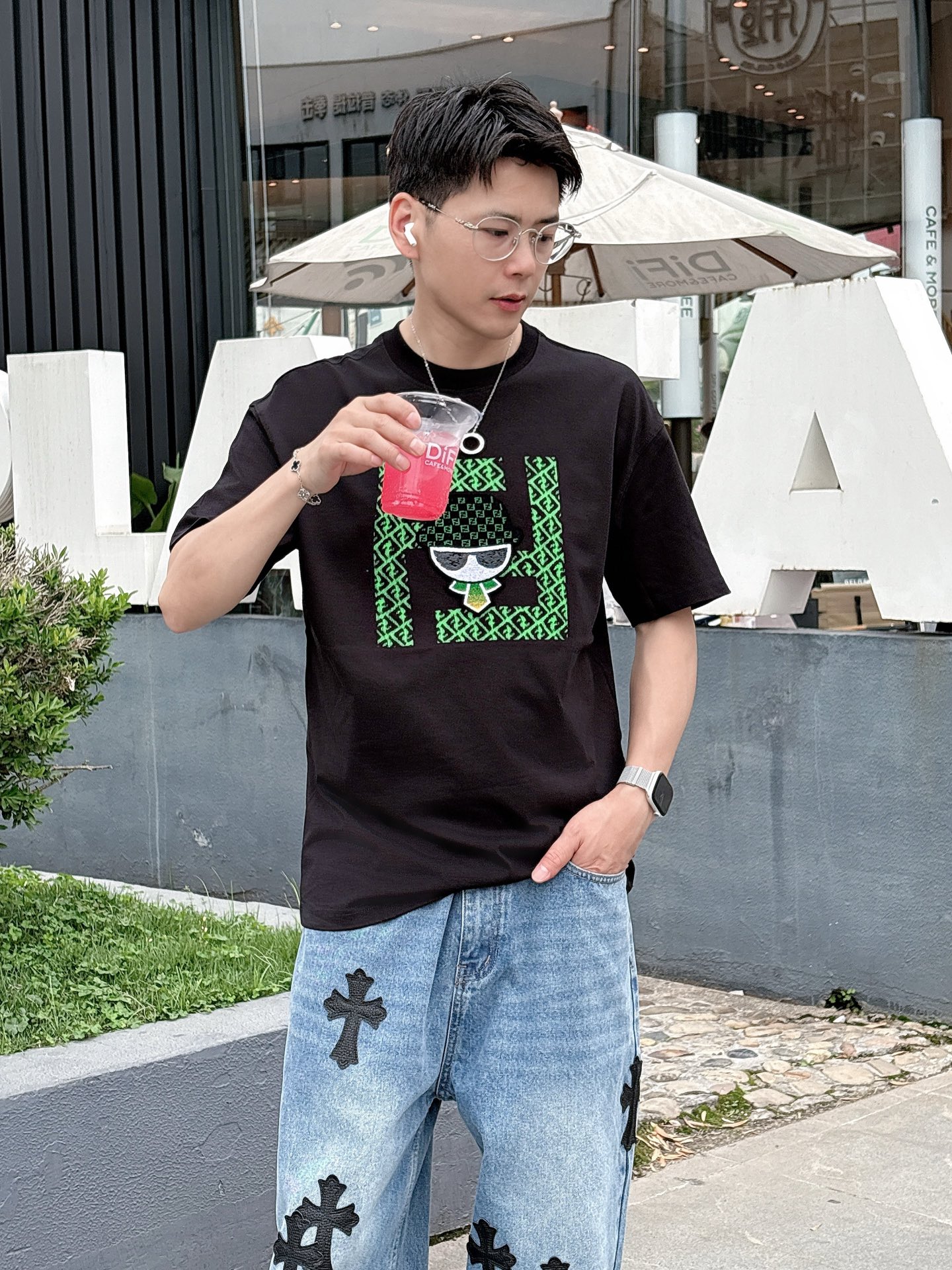   
FD 25SS春夏新款首发专柜最新款短袖圆领T恤 高端订制 设计前卫时尚！品牌logo重工艺设计 