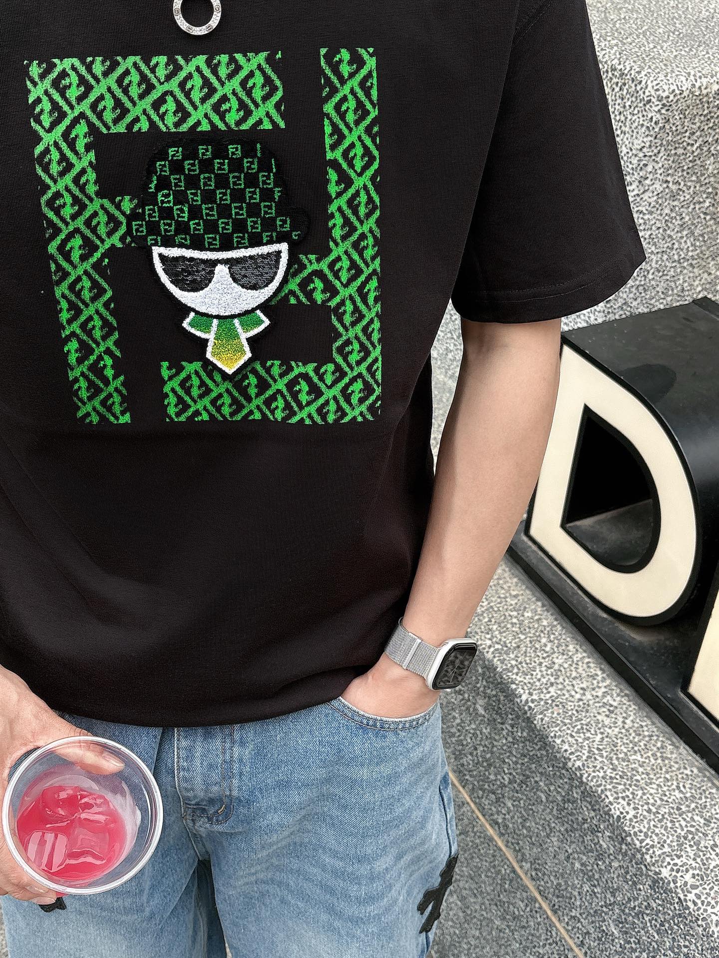   
FD 25SS春夏新款首发专柜最新款短袖圆领T恤 高端订制 设计前卫时尚！品牌logo重工艺设计 