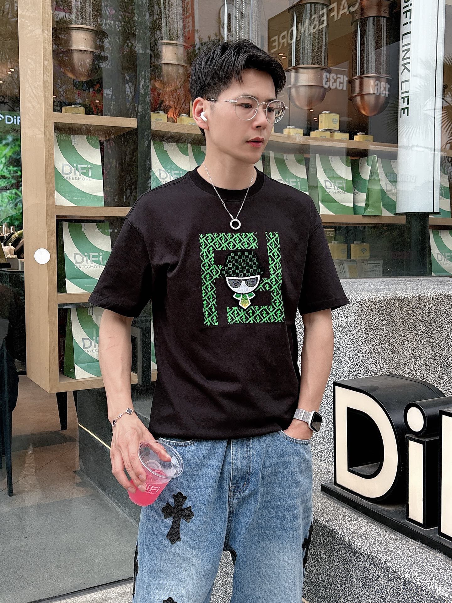   
FD 25SS春夏新款首发专柜最新款短袖圆领T恤 高端订制 设计前卫时尚！品牌logo重工艺设计 