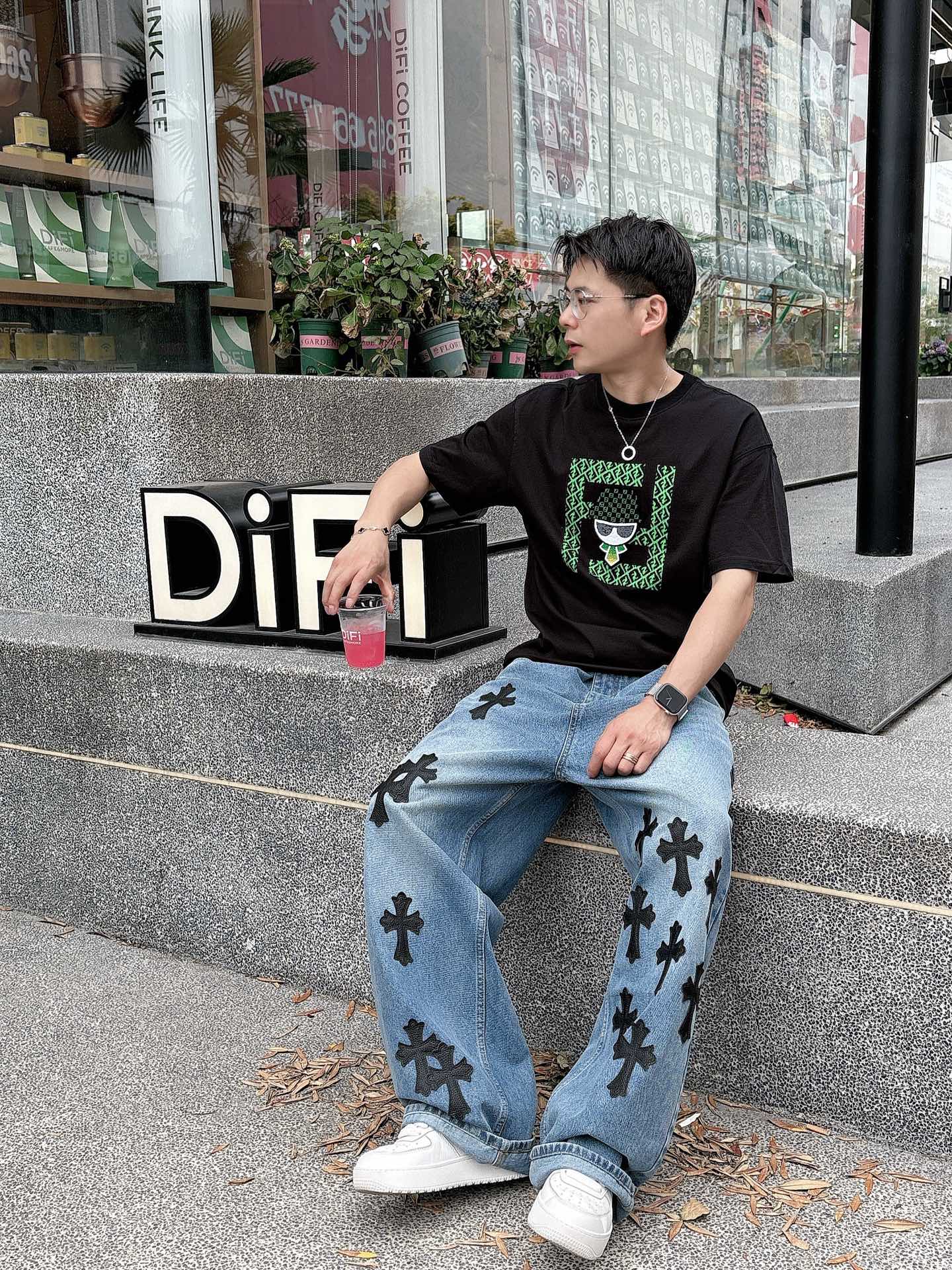   
FD 25SS春夏新款首发专柜最新款短袖圆领T恤 高端订制 设计前卫时尚！品牌logo重工艺设计 