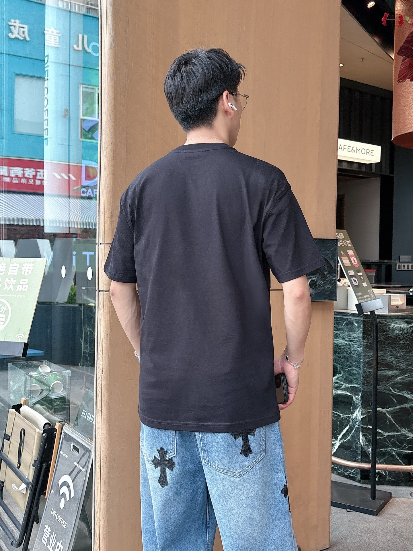   
FD 25SS春夏新款首发专柜最新款短袖圆领T恤 高端订制 设计前卫时尚！品牌logo重工艺设计 