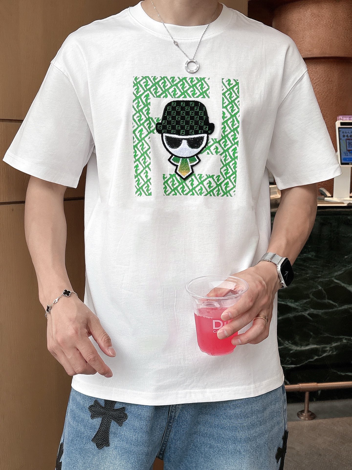   
FD 25SS春夏新款首发专柜最新款短袖圆领T恤 高端订制 设计前卫时尚！品牌logo重工艺设计 