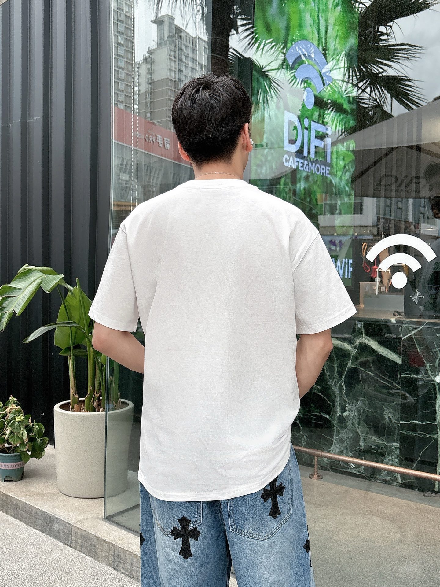   
FD 25SS春夏新款首发专柜最新款短袖圆领T恤 高端订制 设计前卫时尚！品牌logo重工艺设计 