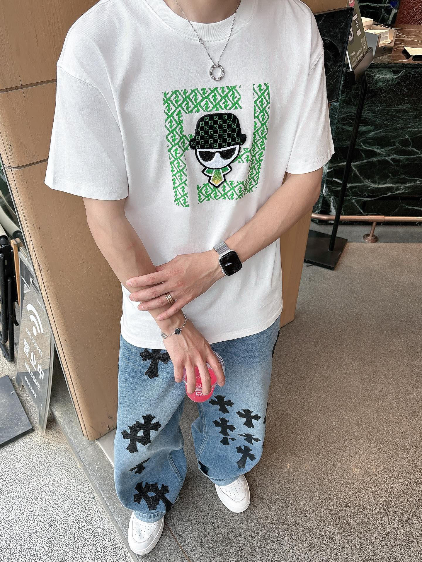   
FD 25SS春夏新款首发专柜最新款短袖圆领T恤 高端订制 设计前卫时尚！品牌logo重工艺设计 