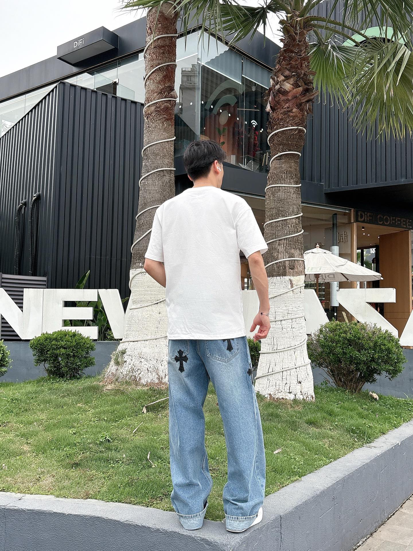   
FD 25SS春夏新款首发专柜最新款短袖圆领T恤 高端订制 设计前卫时尚！品牌logo重工艺设计 