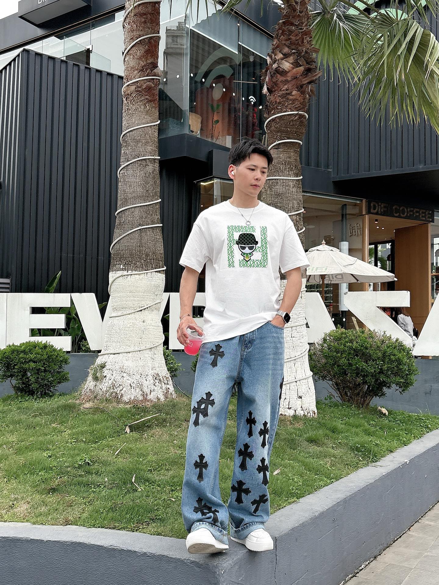   
FD 25SS春夏新款首发专柜最新款短袖圆领T恤 高端订制 设计前卫时尚！品牌logo重工艺设计 