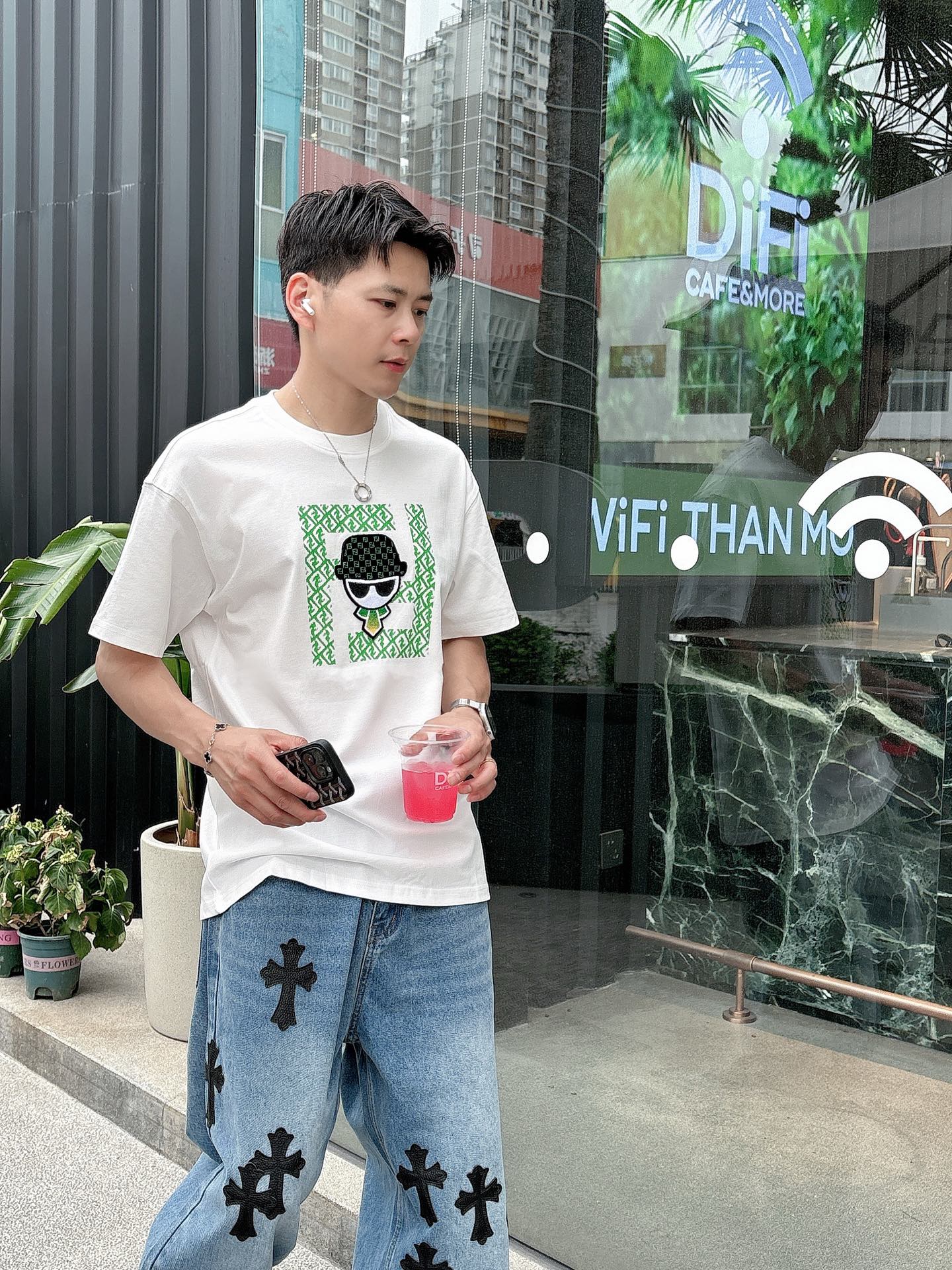   
FD 25SS春夏新款首发专柜最新款短袖圆领T恤 高端订制 设计前卫时尚！品牌logo重工艺设计 