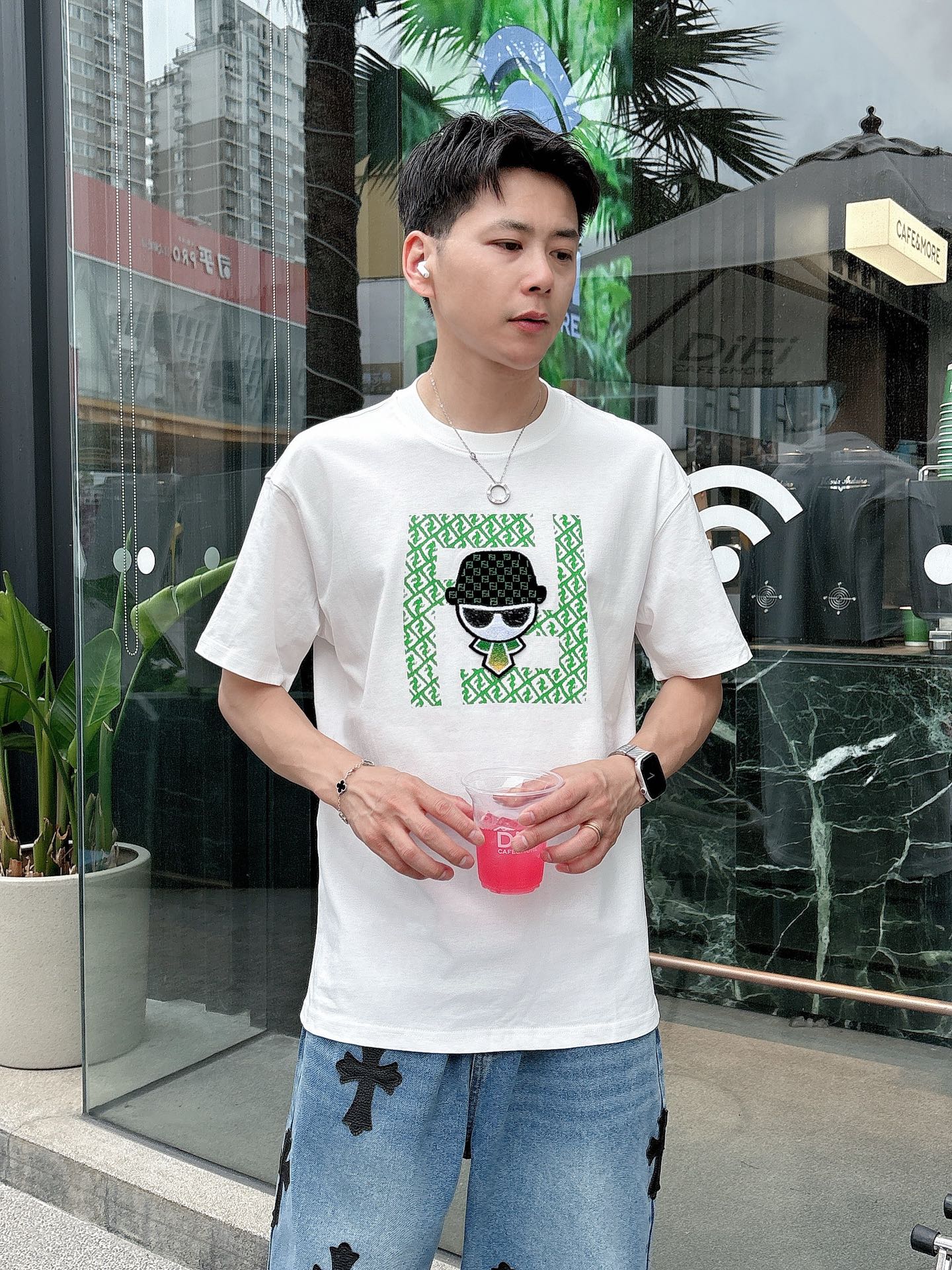   
FD 25SS春夏新款首发专柜最新款短袖圆领T恤 高端订制 设计前卫时尚！品牌logo重工艺设计 