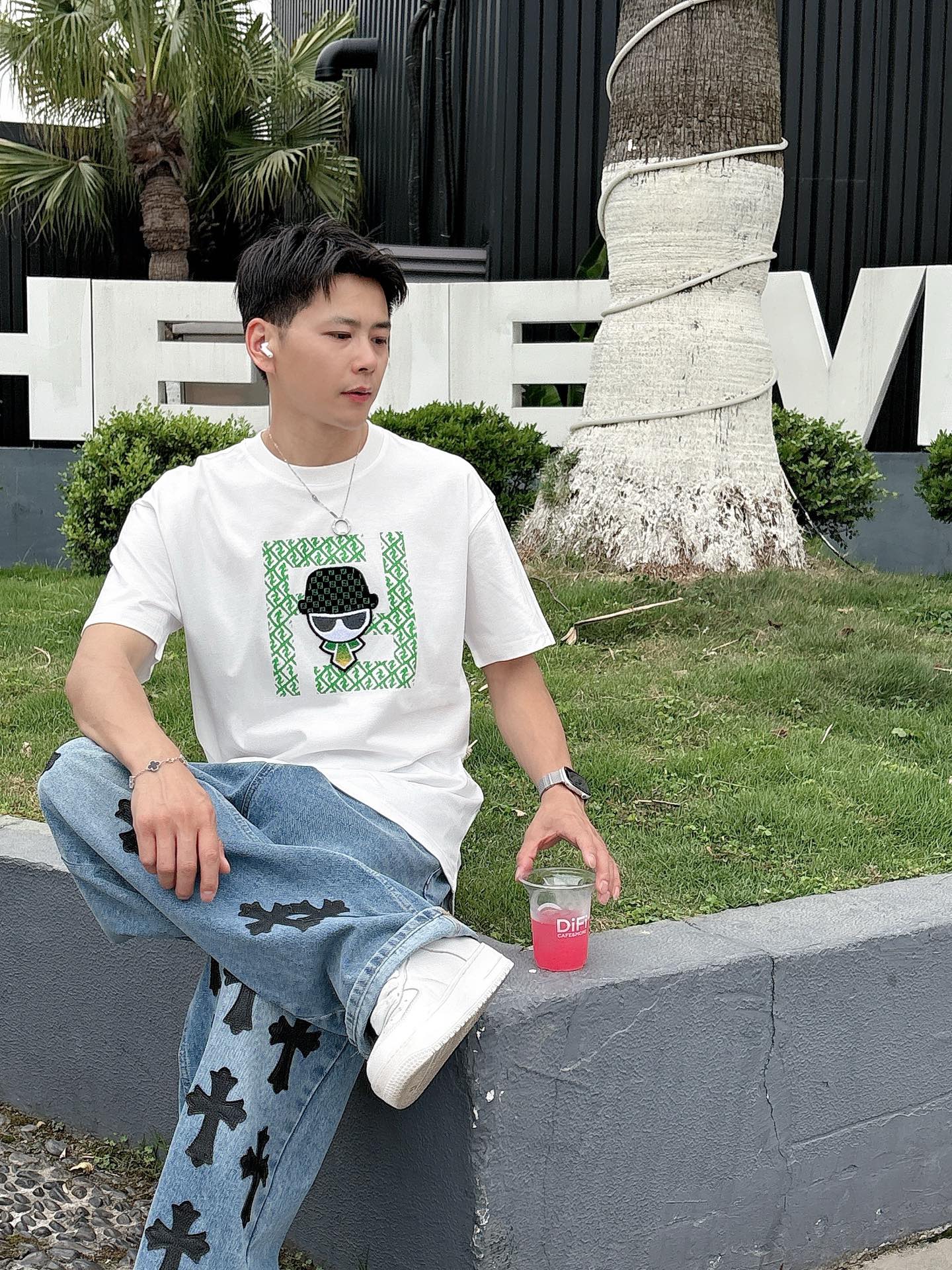   
FD 25SS春夏新款首发专柜最新款短袖圆领T恤 高端订制 设计前卫时尚！品牌logo重工艺设计 