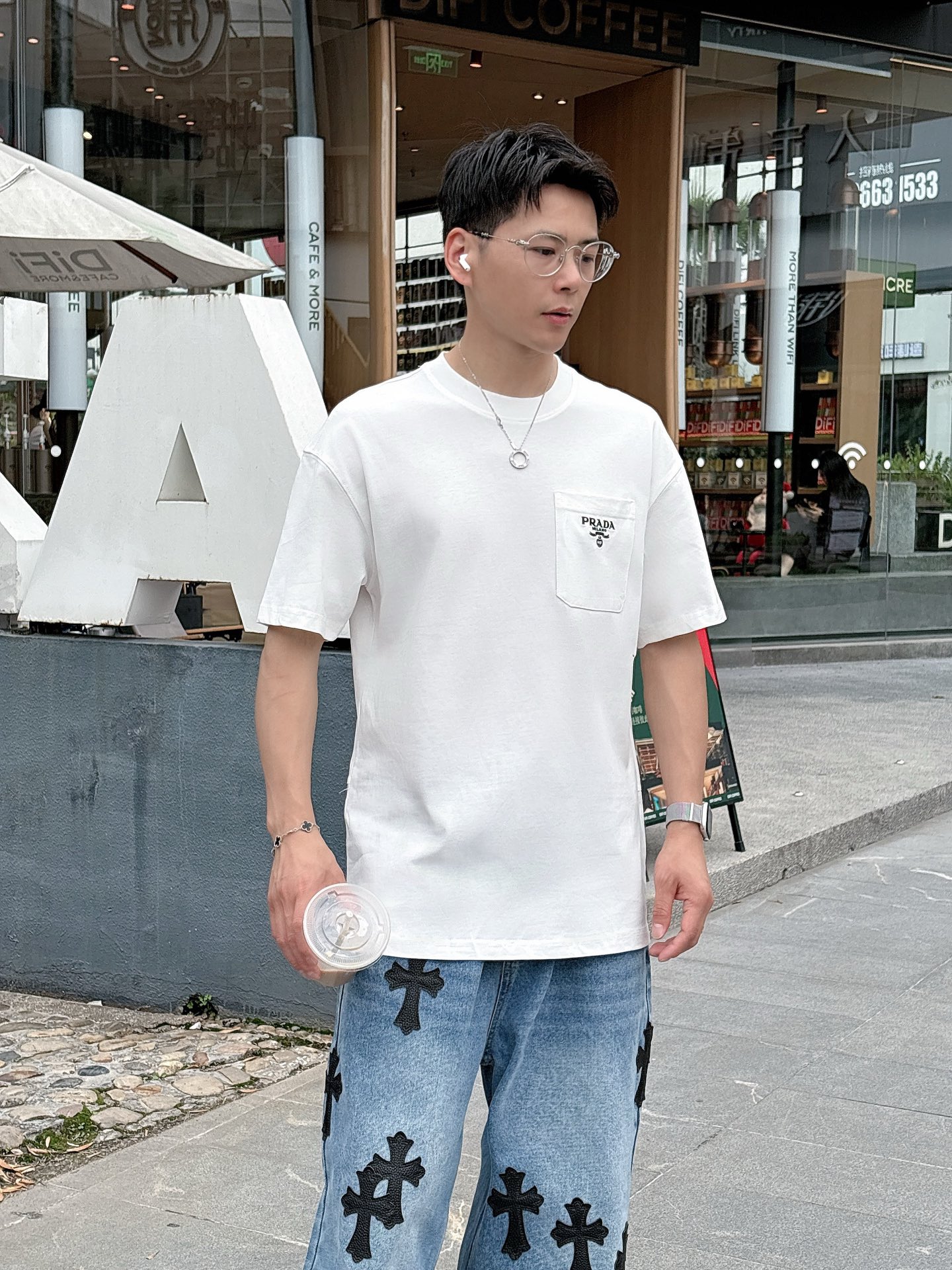   
普拉达 25SS春夏新款首发专柜最新款短袖圆领T恤 高端订制 设计前卫时尚！品牌logo重工艺设计