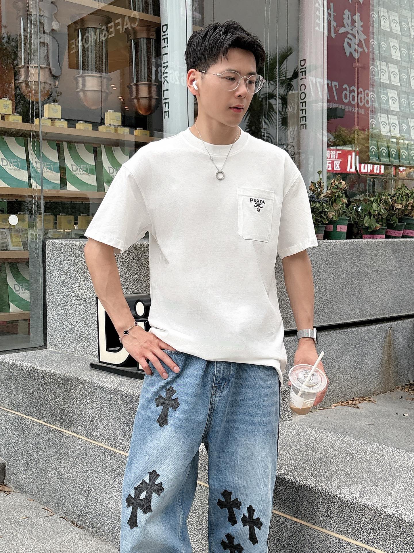   
普拉达 25SS春夏新款首发专柜最新款短袖圆领T恤 高端订制 设计前卫时尚！品牌logo重工艺设计