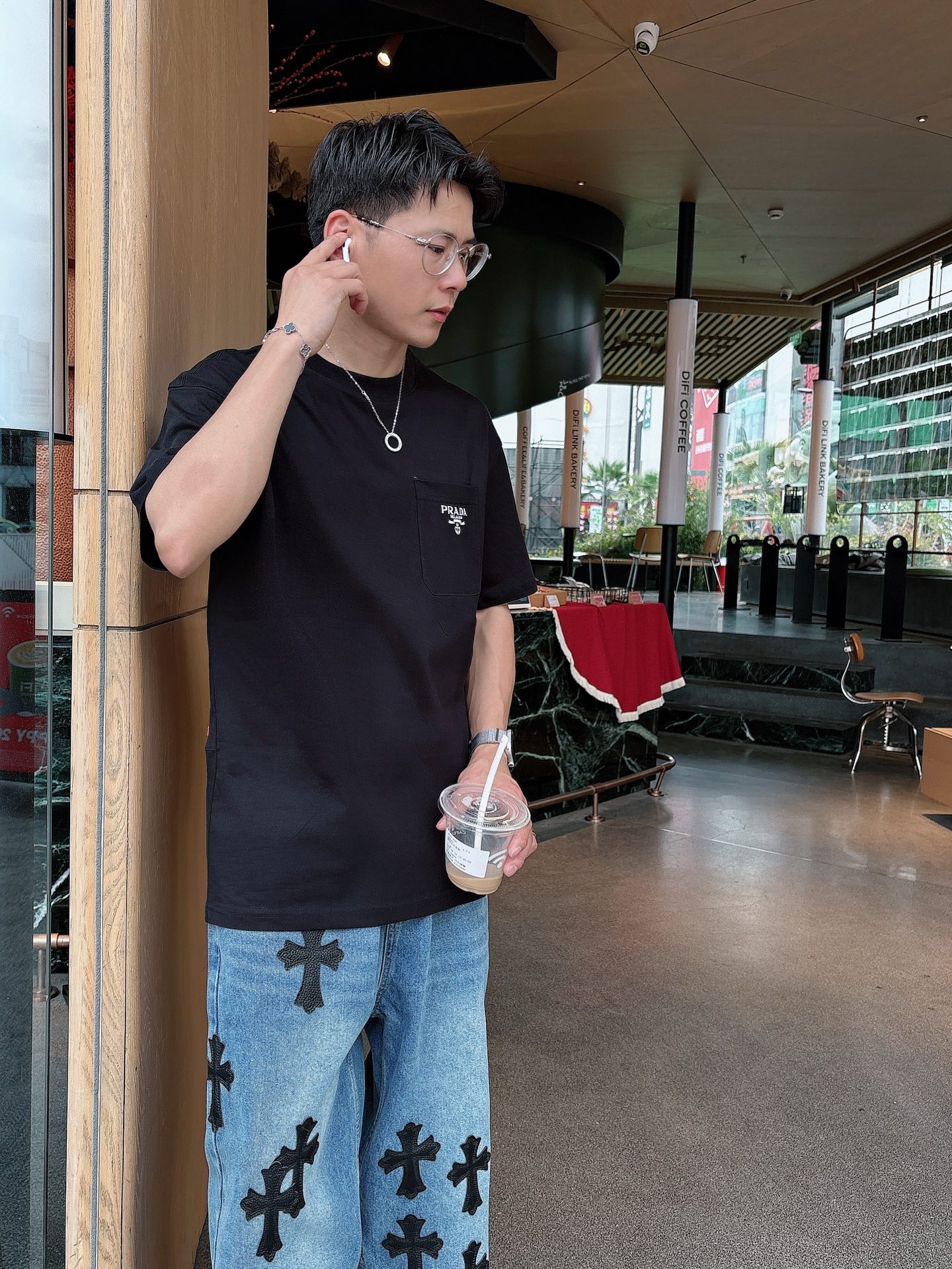   
普拉达 25SS春夏新款首发专柜最新款短袖圆领T恤 高端订制 设计前卫时尚！品牌logo重工艺设计