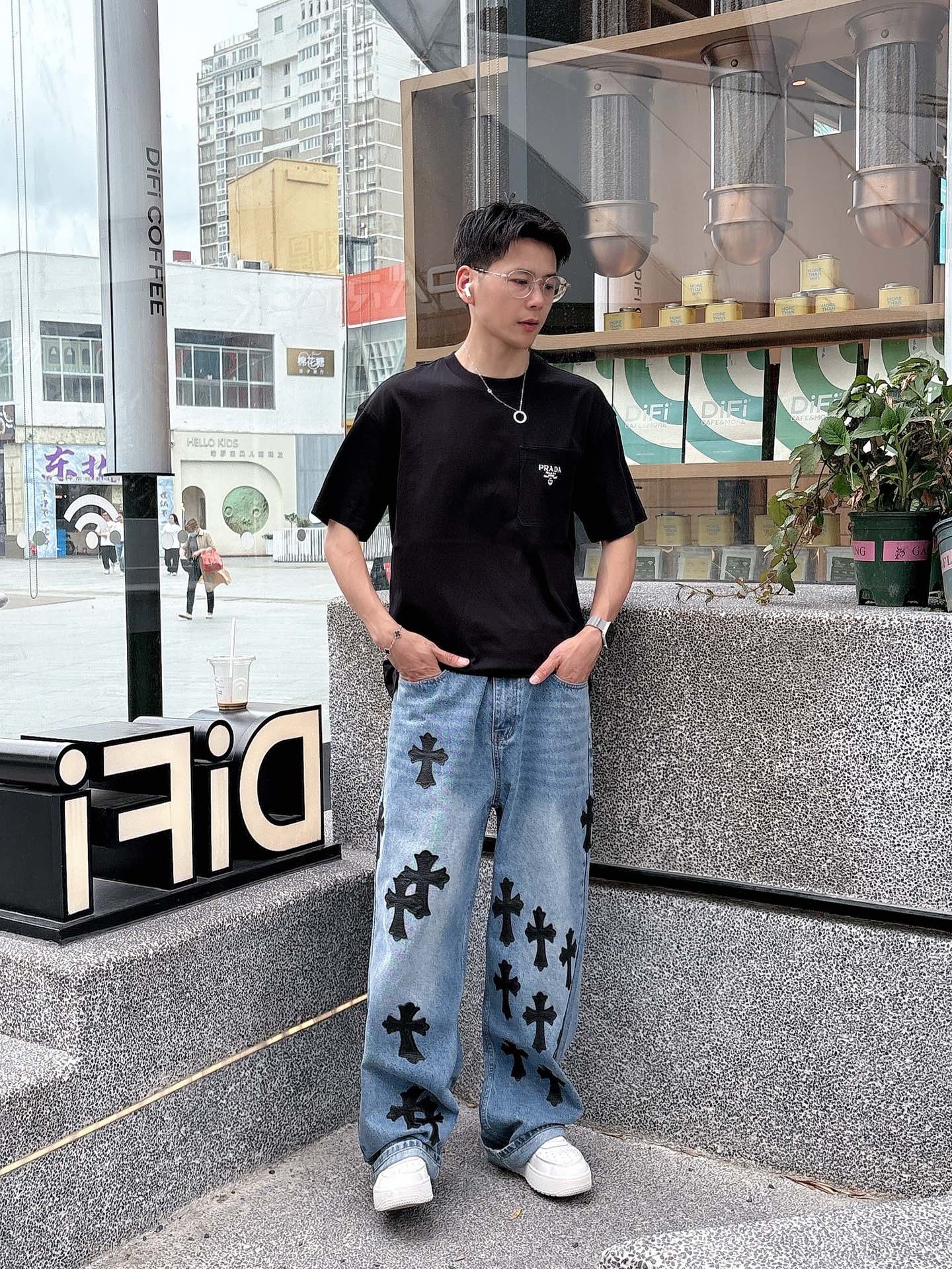   
普拉达 25SS春夏新款首发专柜最新款短袖圆领T恤 高端订制 设计前卫时尚！品牌logo重工艺设计