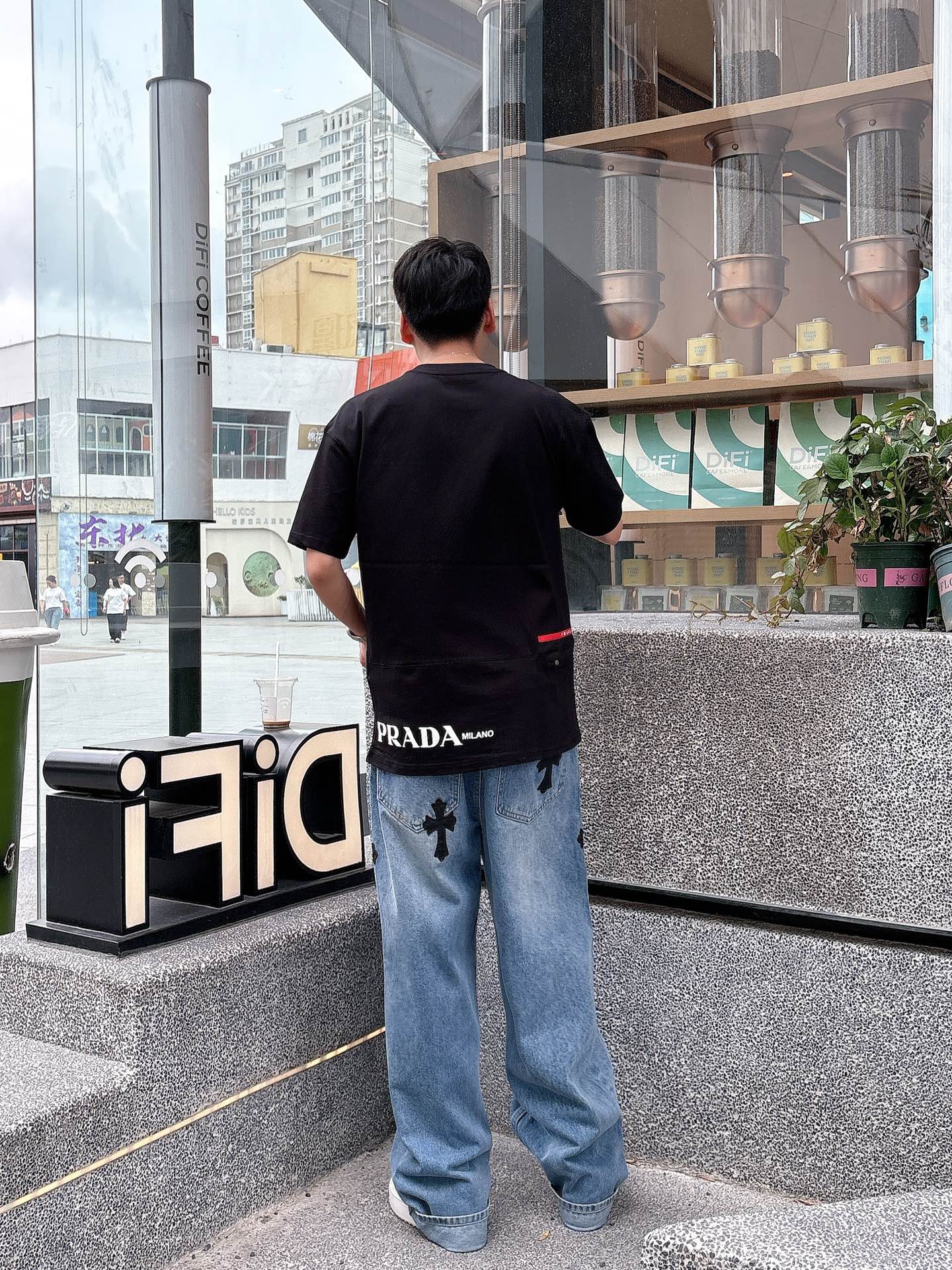   
普拉达 25SS春夏新款首发专柜最新款短袖圆领T恤 高端订制 设计前卫时尚！品牌logo重工艺设计