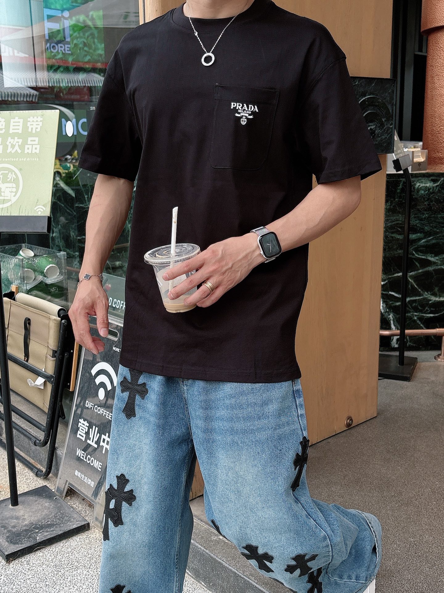   
普拉达 25SS春夏新款首发专柜最新款短袖圆领T恤 高端订制 设计前卫时尚！品牌logo重工艺设计
