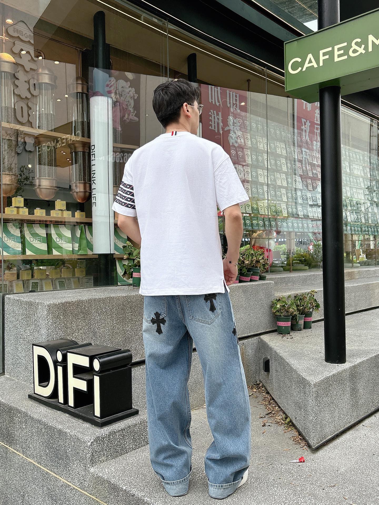   
tb 25SS春夏新款首发专柜最新款短袖圆领T恤 高端订制 设计前卫时尚！品牌logo重工艺设计 