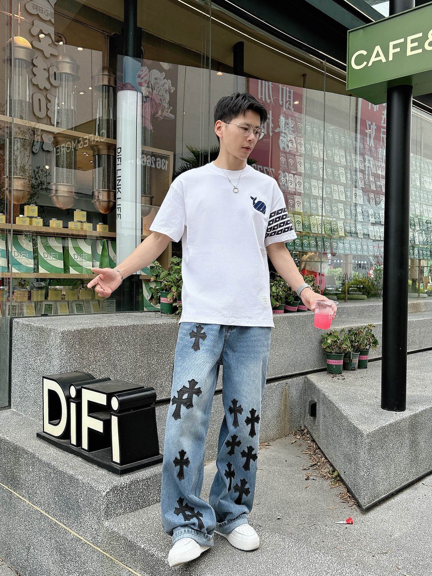   
tb 25SS春夏新款首发专柜最新款短袖圆领T恤 高端订制 设计前卫时尚！品牌logo重工艺设计 