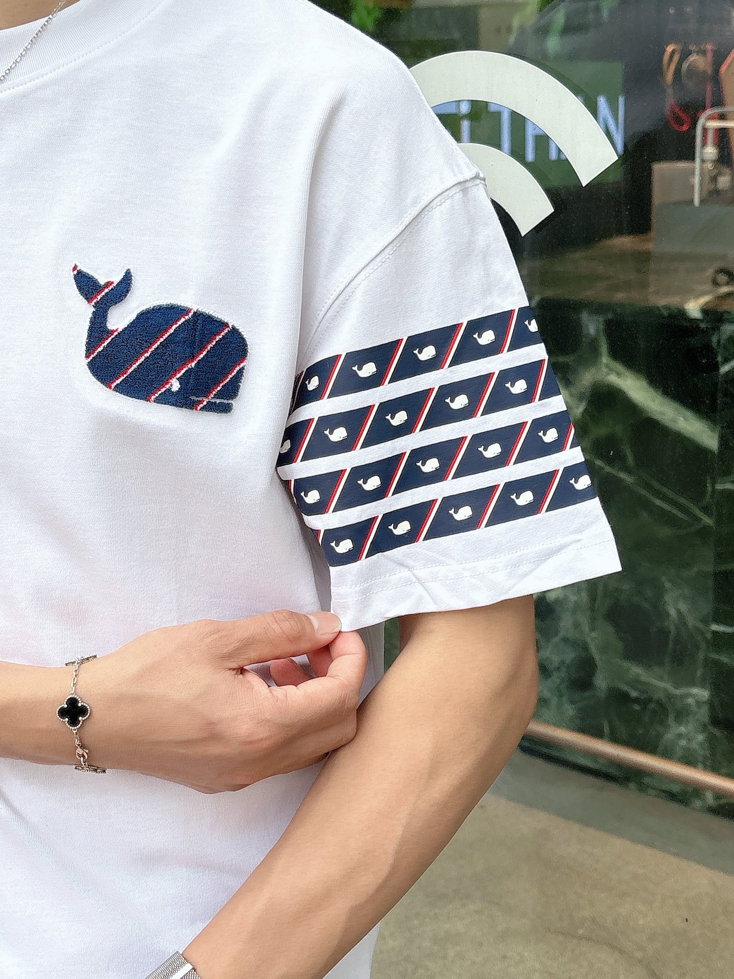   
tb 25SS春夏新款首发专柜最新款短袖圆领T恤 高端订制 设计前卫时尚！品牌logo重工艺设计 