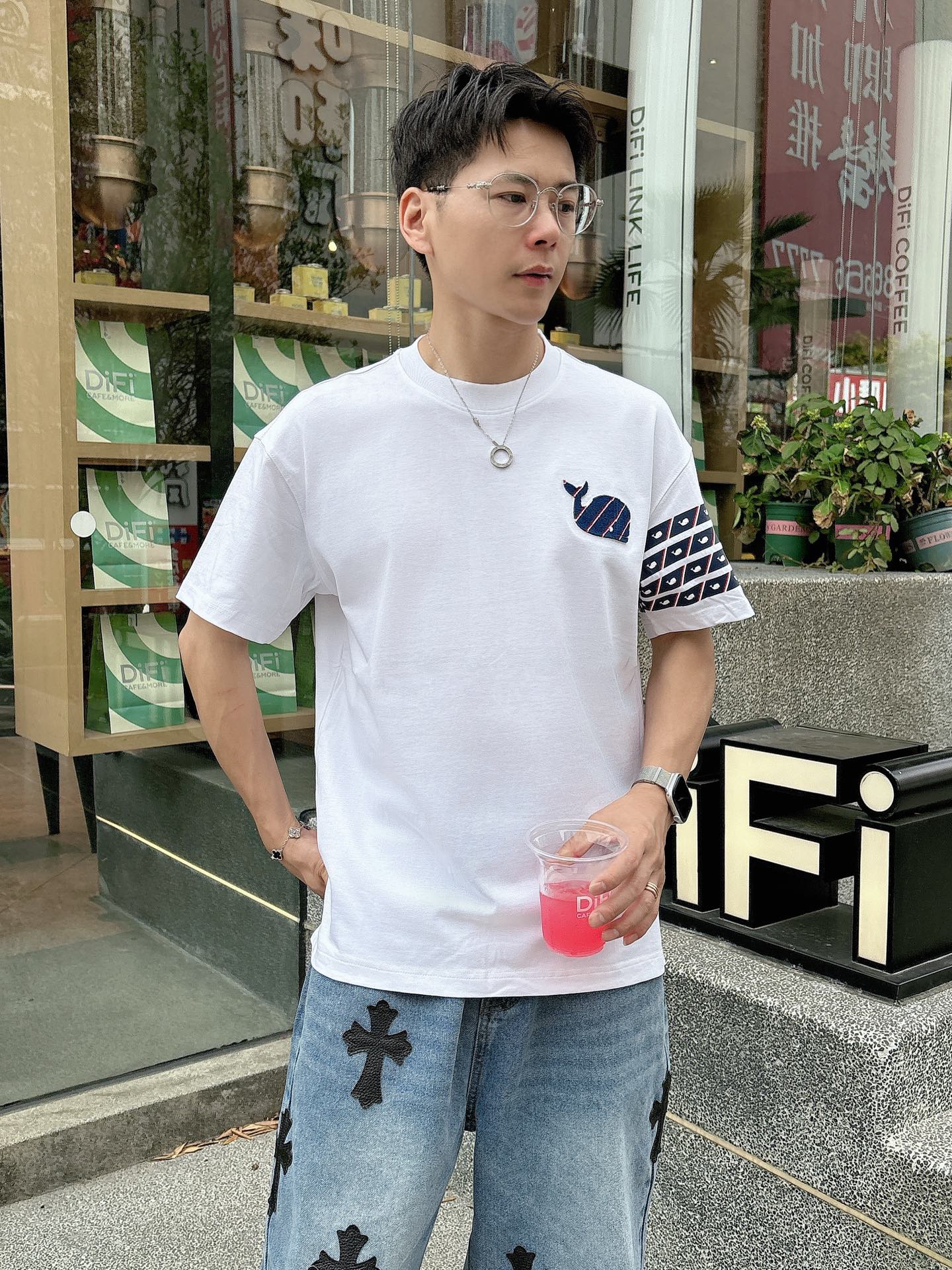   
tb 25SS春夏新款首发专柜最新款短袖圆领T恤 高端订制 设计前卫时尚！品牌logo重工艺设计 