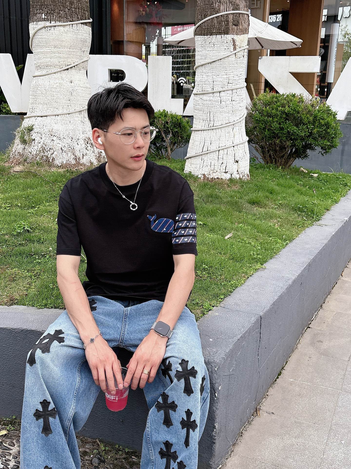   
tb 25SS春夏新款首发专柜最新款短袖圆领T恤 高端订制 设计前卫时尚！品牌logo重工艺设计 