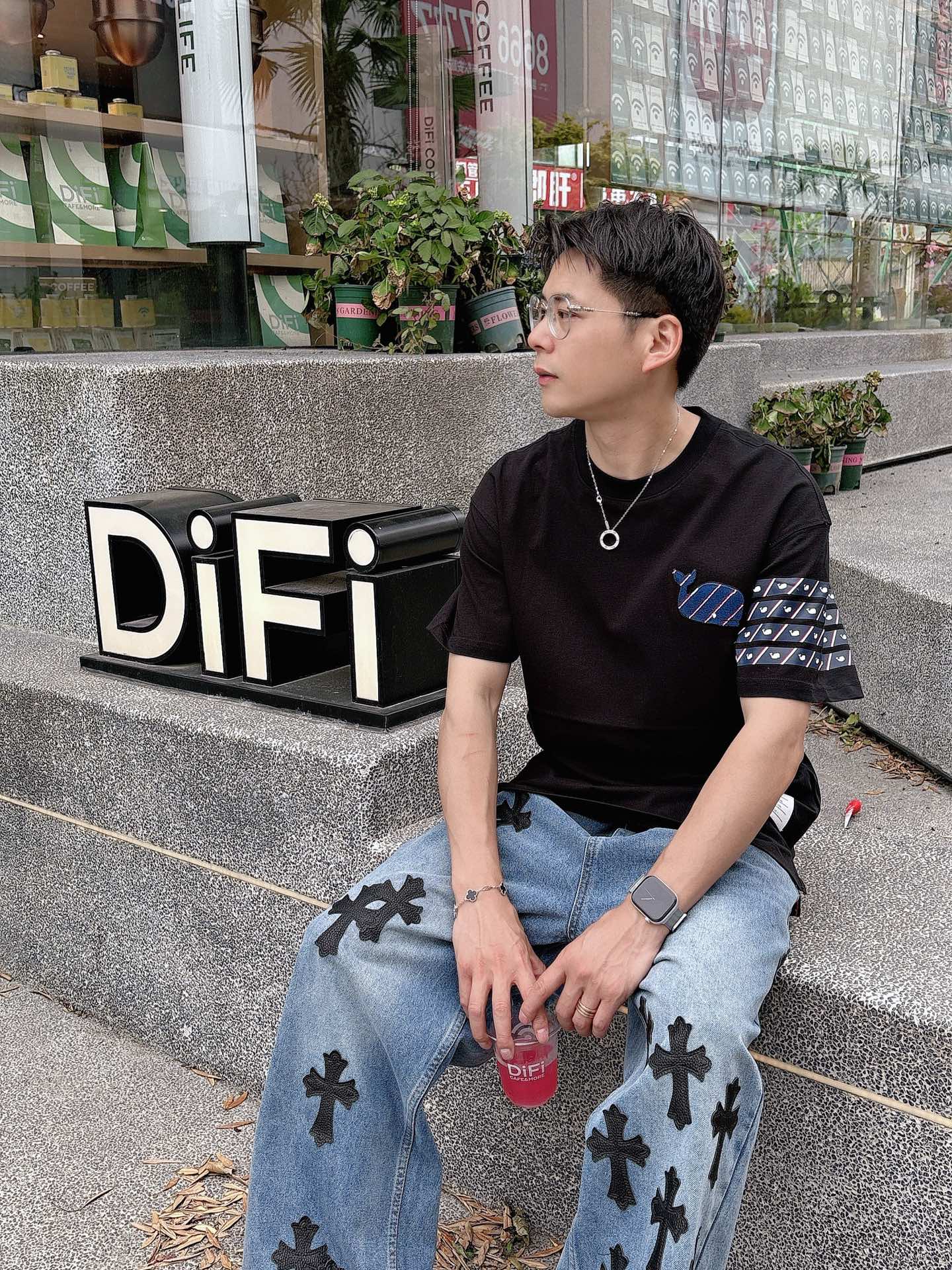   
tb 25SS春夏新款首发专柜最新款短袖圆领T恤 高端订制 设计前卫时尚！品牌logo重工艺设计 