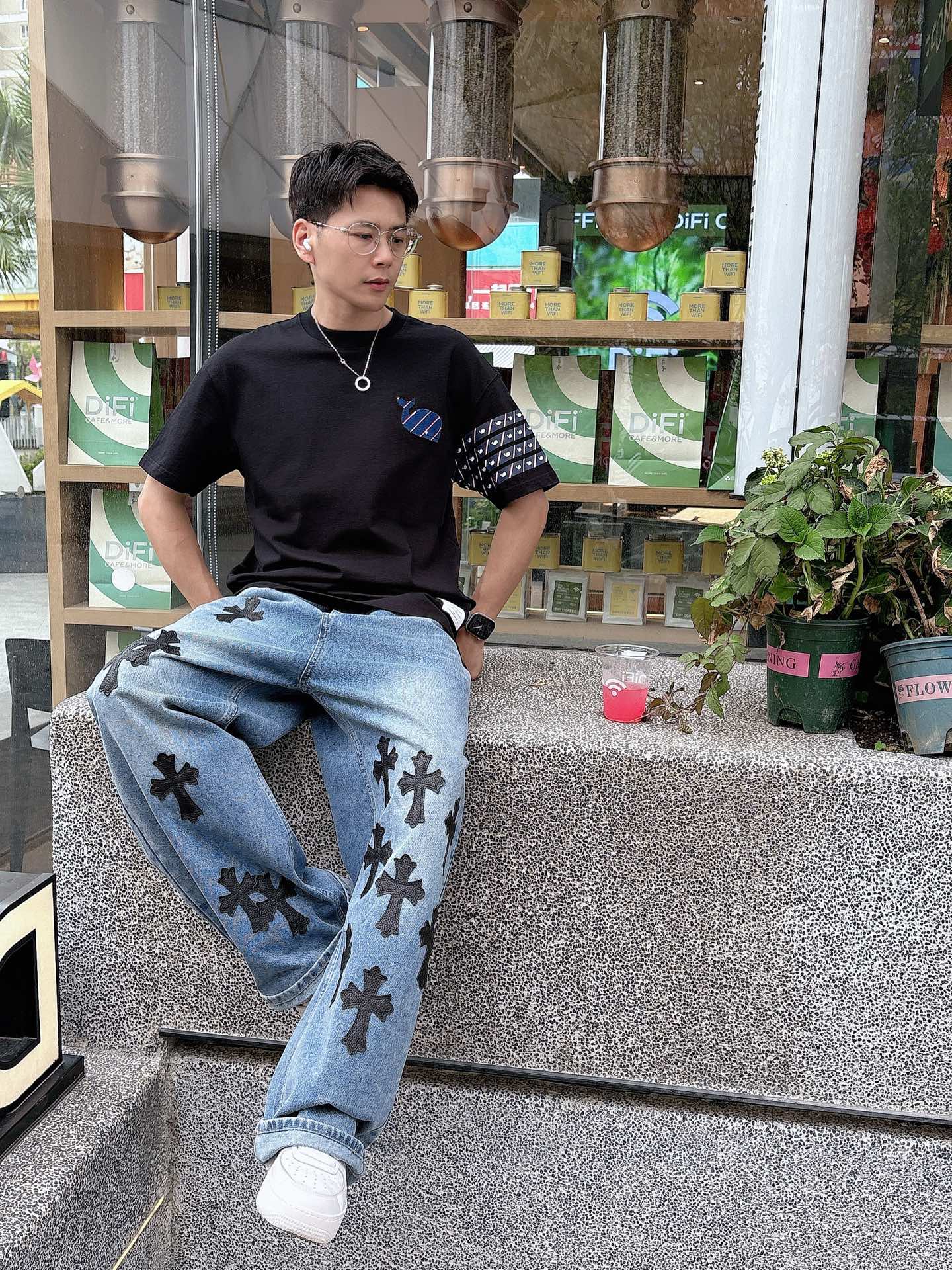   
tb 25SS春夏新款首发专柜最新款短袖圆领T恤 高端订制 设计前卫时尚！品牌logo重工艺设计 