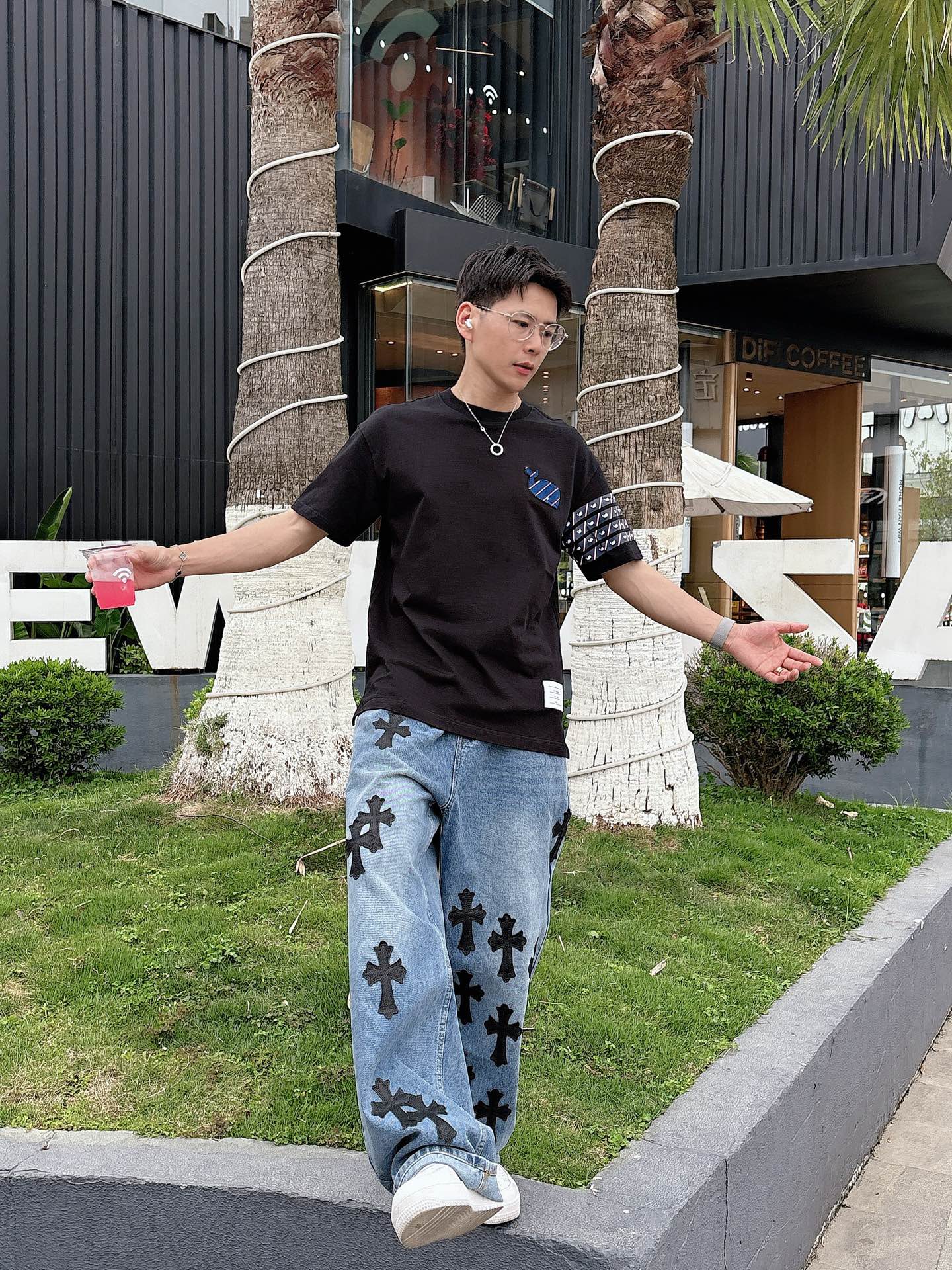   
tb 25SS春夏新款首发专柜最新款短袖圆领T恤 高端订制 设计前卫时尚！品牌logo重工艺设计 