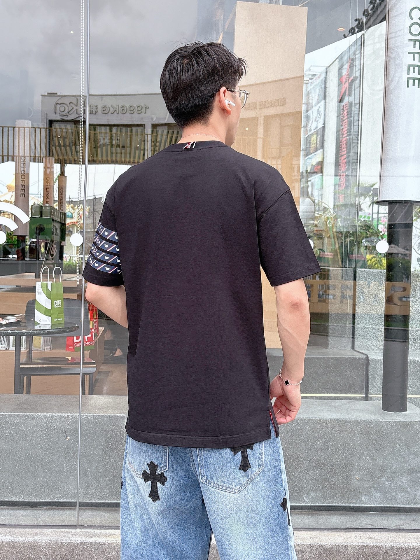   
tb 25SS春夏新款首发专柜最新款短袖圆领T恤 高端订制 设计前卫时尚！品牌logo重工艺设计 