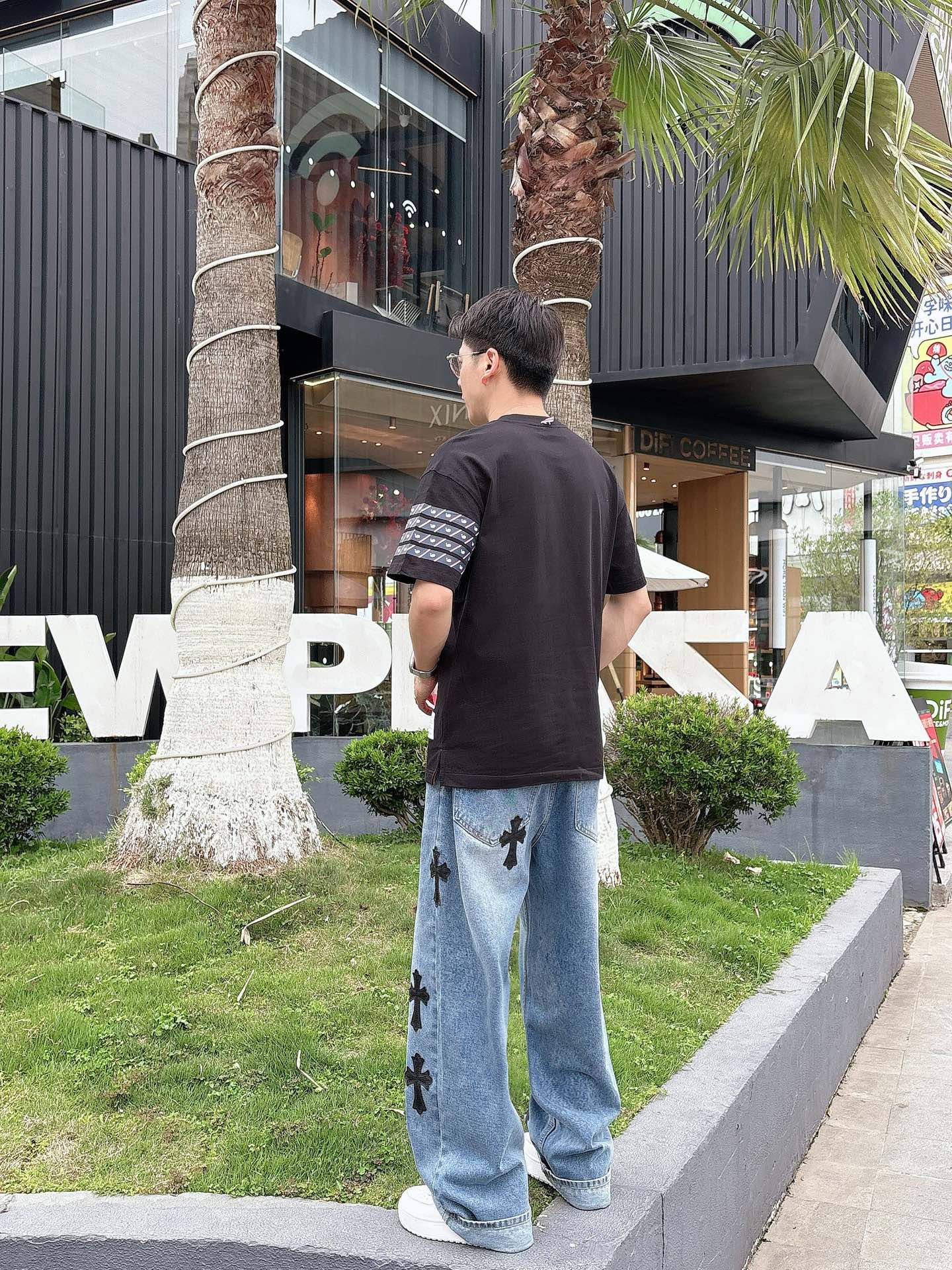   
tb 25SS春夏新款首发专柜最新款短袖圆领T恤 高端订制 设计前卫时尚！品牌logo重工艺设计 