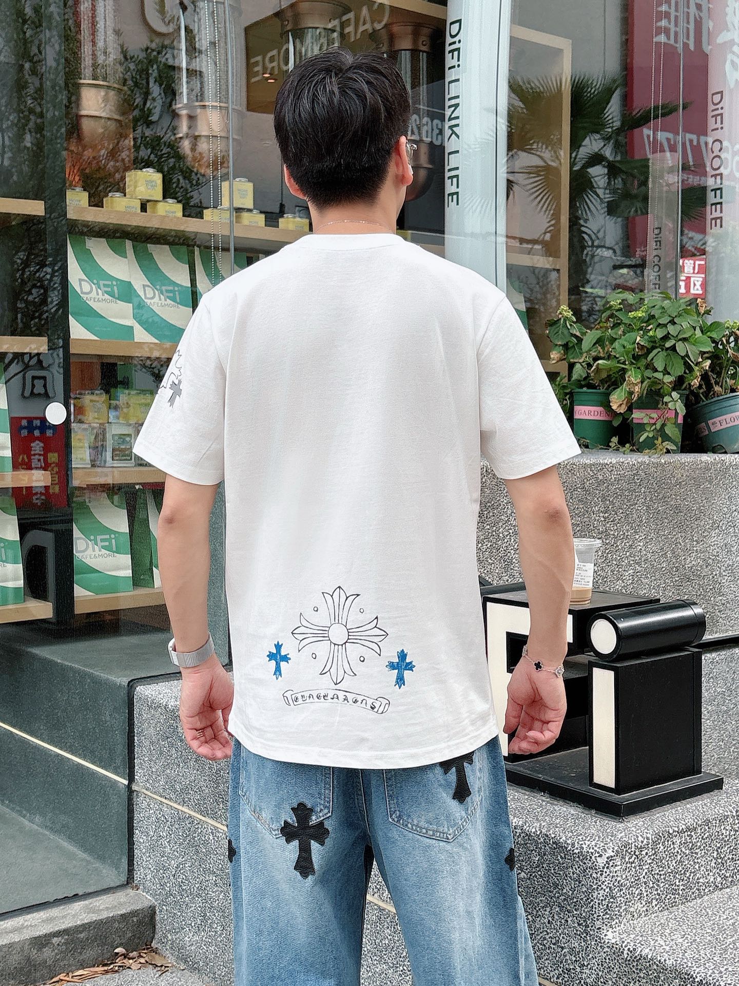   手绘工艺
克罗心 25SS春夏新款首发专柜最新款短袖圆领T恤 高端订制 设计前卫时尚！品牌logo重