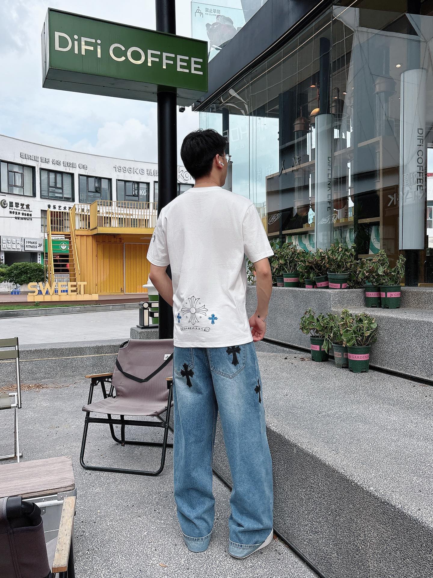   手绘工艺
克罗心 25SS春夏新款首发专柜最新款短袖圆领T恤 高端订制 设计前卫时尚！品牌logo重