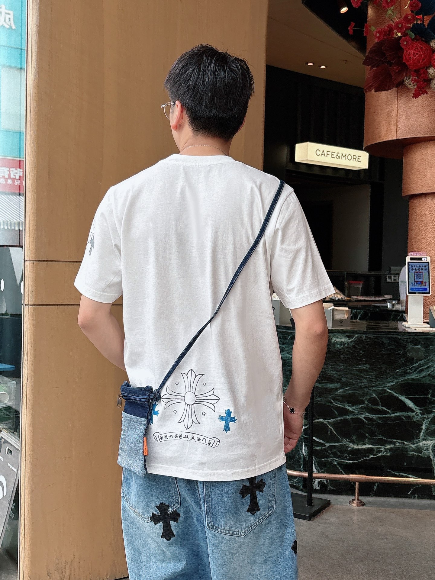   手绘工艺
克罗心 25SS春夏新款首发专柜最新款短袖圆领T恤 高端订制 设计前卫时尚！品牌logo重