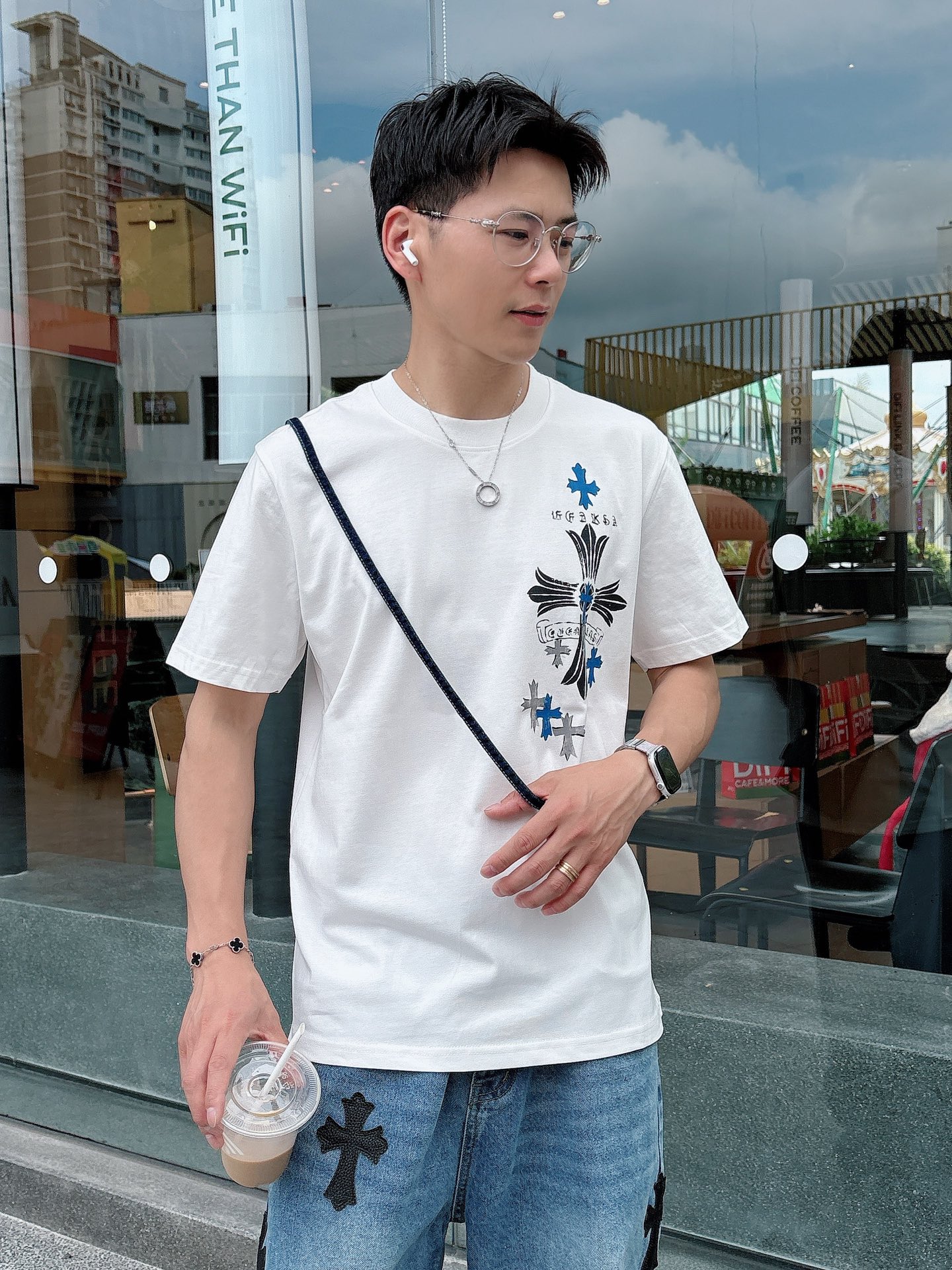   手绘工艺
克罗心 25SS春夏新款首发专柜最新款短袖圆领T恤 高端订制 设计前卫时尚！品牌logo重