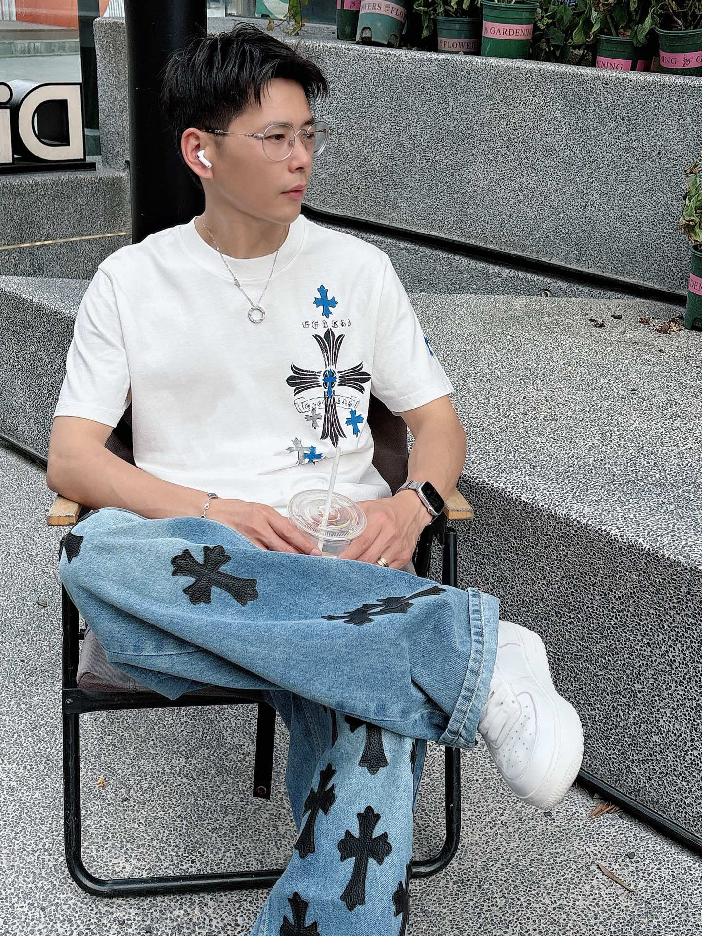   手绘工艺
克罗心 25SS春夏新款首发专柜最新款短袖圆领T恤 高端订制 设计前卫时尚！品牌logo重