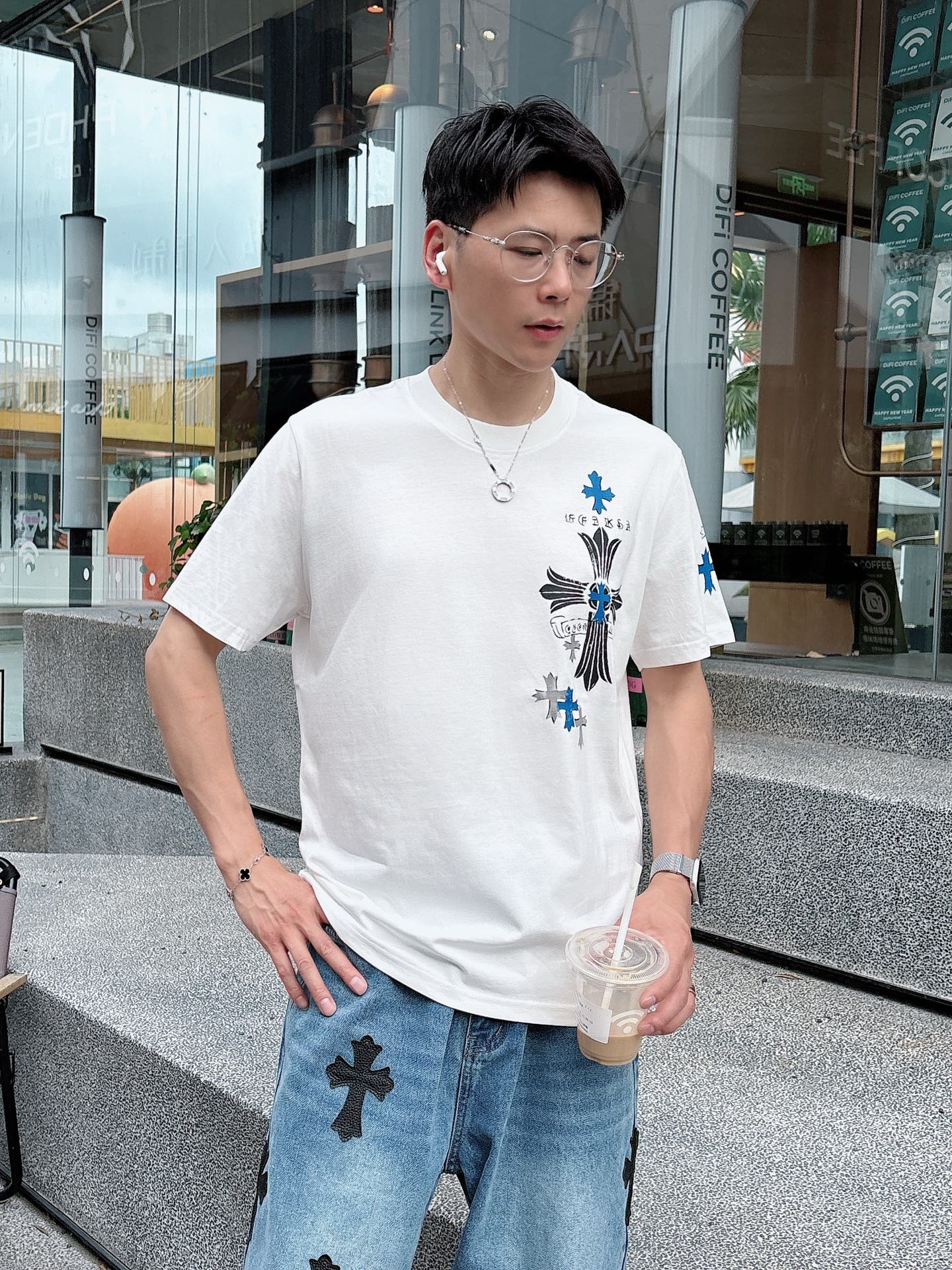   手绘工艺
克罗心 25SS春夏新款首发专柜最新款短袖圆领T恤 高端订制 设计前卫时尚！品牌logo重