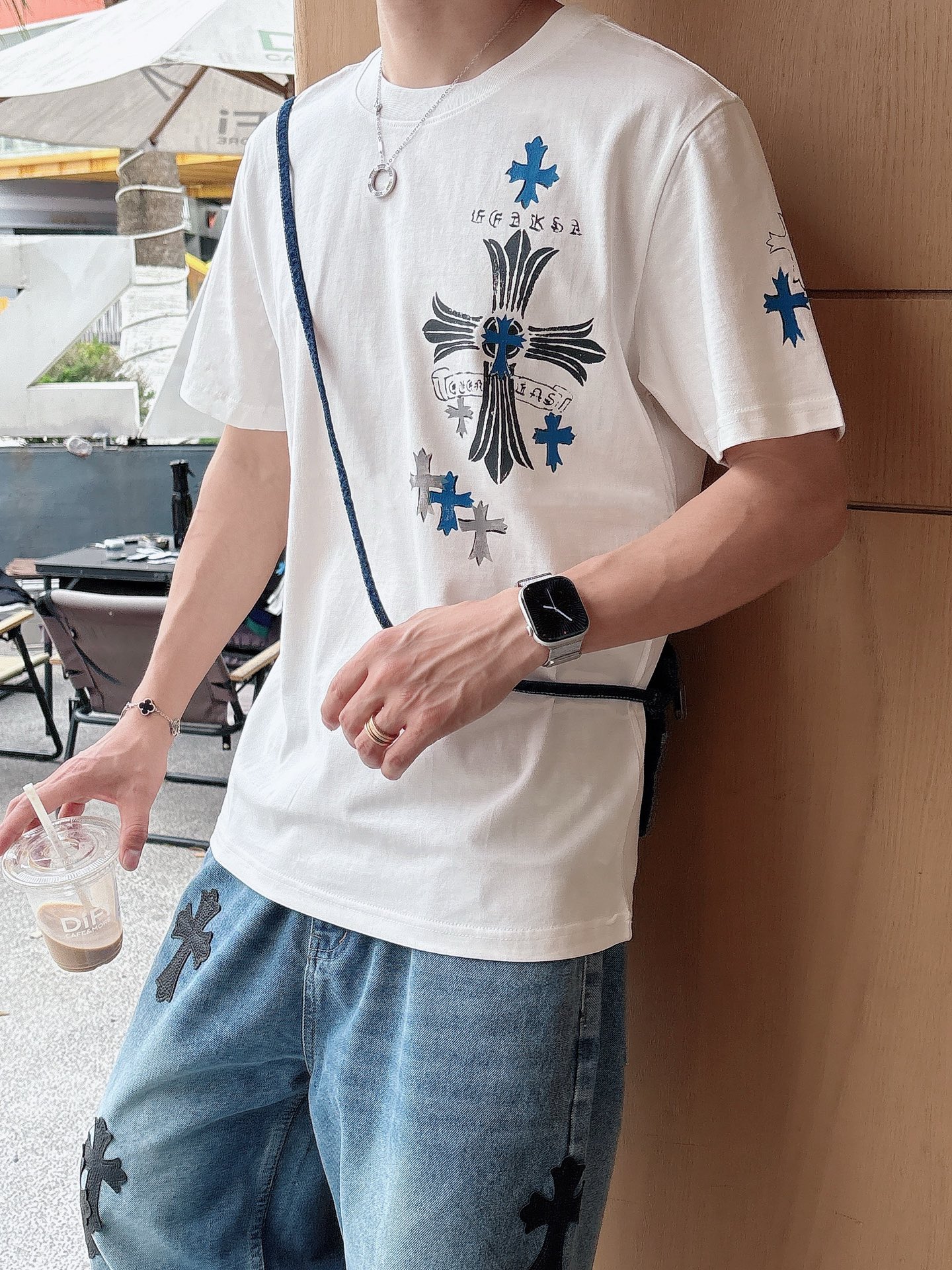   手绘工艺
克罗心 25SS春夏新款首发专柜最新款短袖圆领T恤 高端订制 设计前卫时尚！品牌logo重