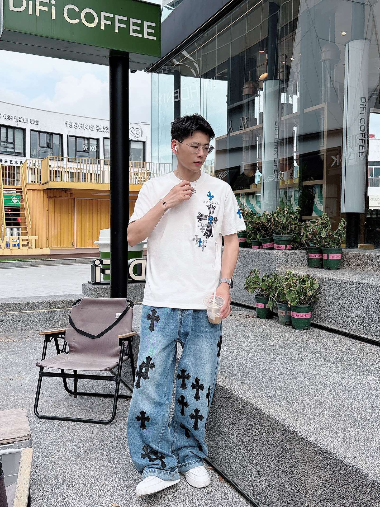   手绘工艺
克罗心 25SS春夏新款首发专柜最新款短袖圆领T恤 高端订制 设计前卫时尚！品牌logo重