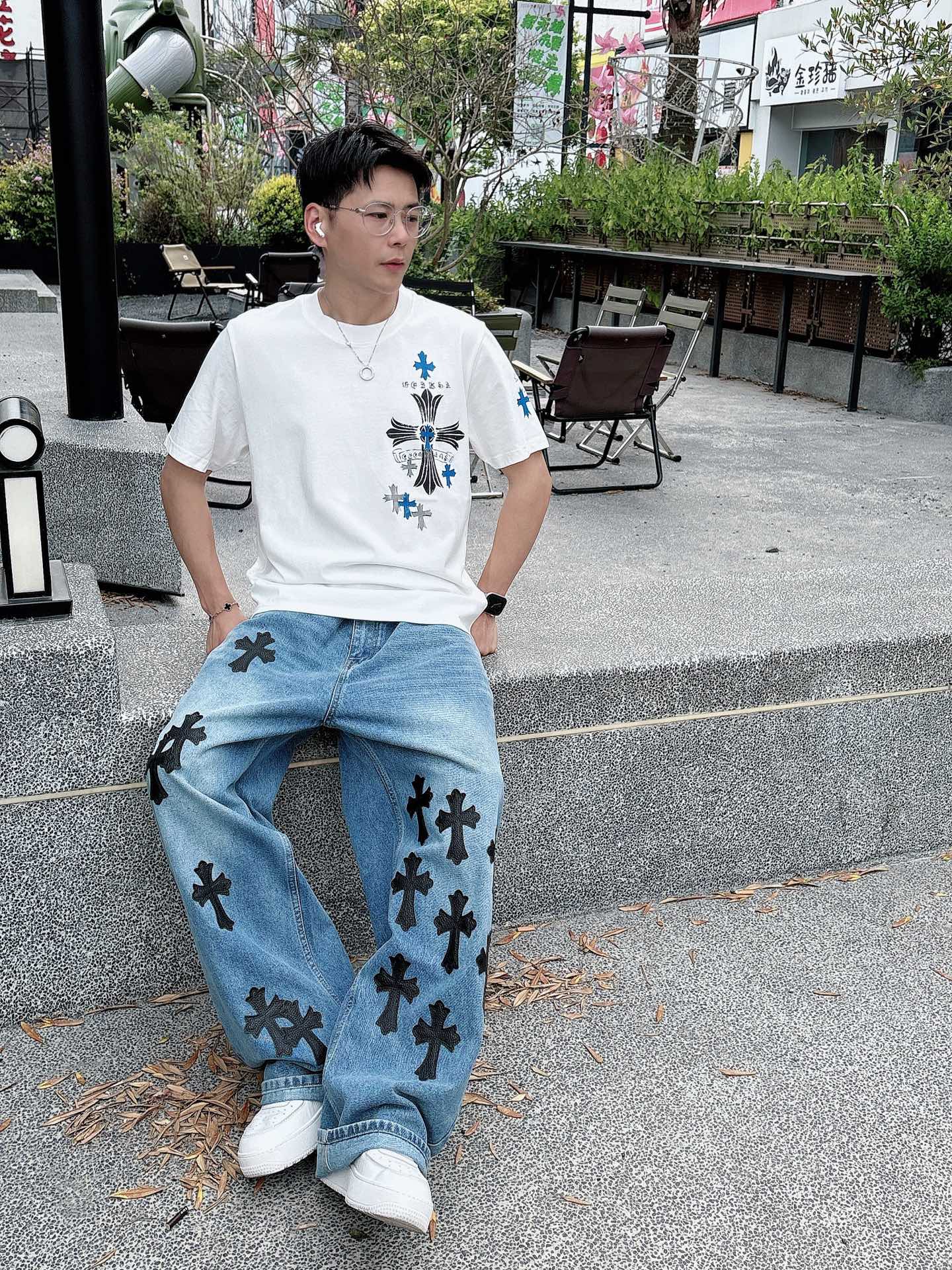   手绘工艺
克罗心 25SS春夏新款首发专柜最新款短袖圆领T恤 高端订制 设计前卫时尚！品牌logo重