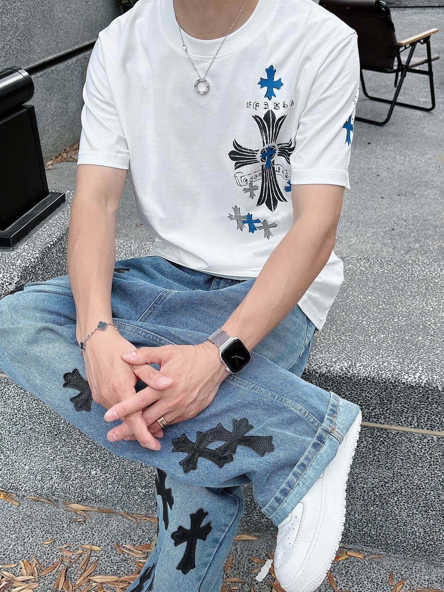   手绘工艺
克罗心 25SS春夏新款首发专柜最新款短袖圆领T恤 高端订制 设计前卫时尚！品牌logo重