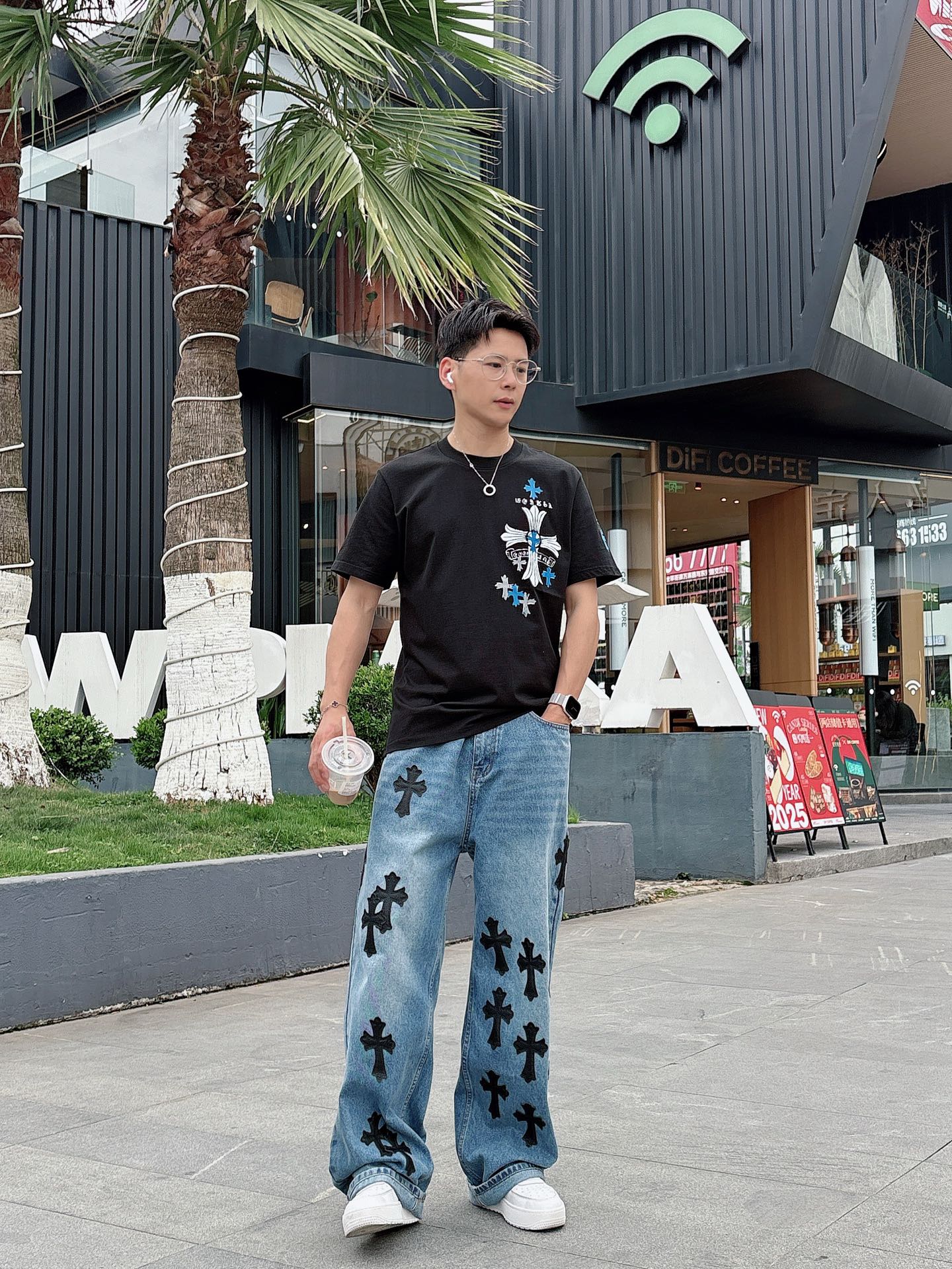   手绘工艺
克罗心 25SS春夏新款首发专柜最新款短袖圆领T恤 高端订制 设计前卫时尚！品牌logo重