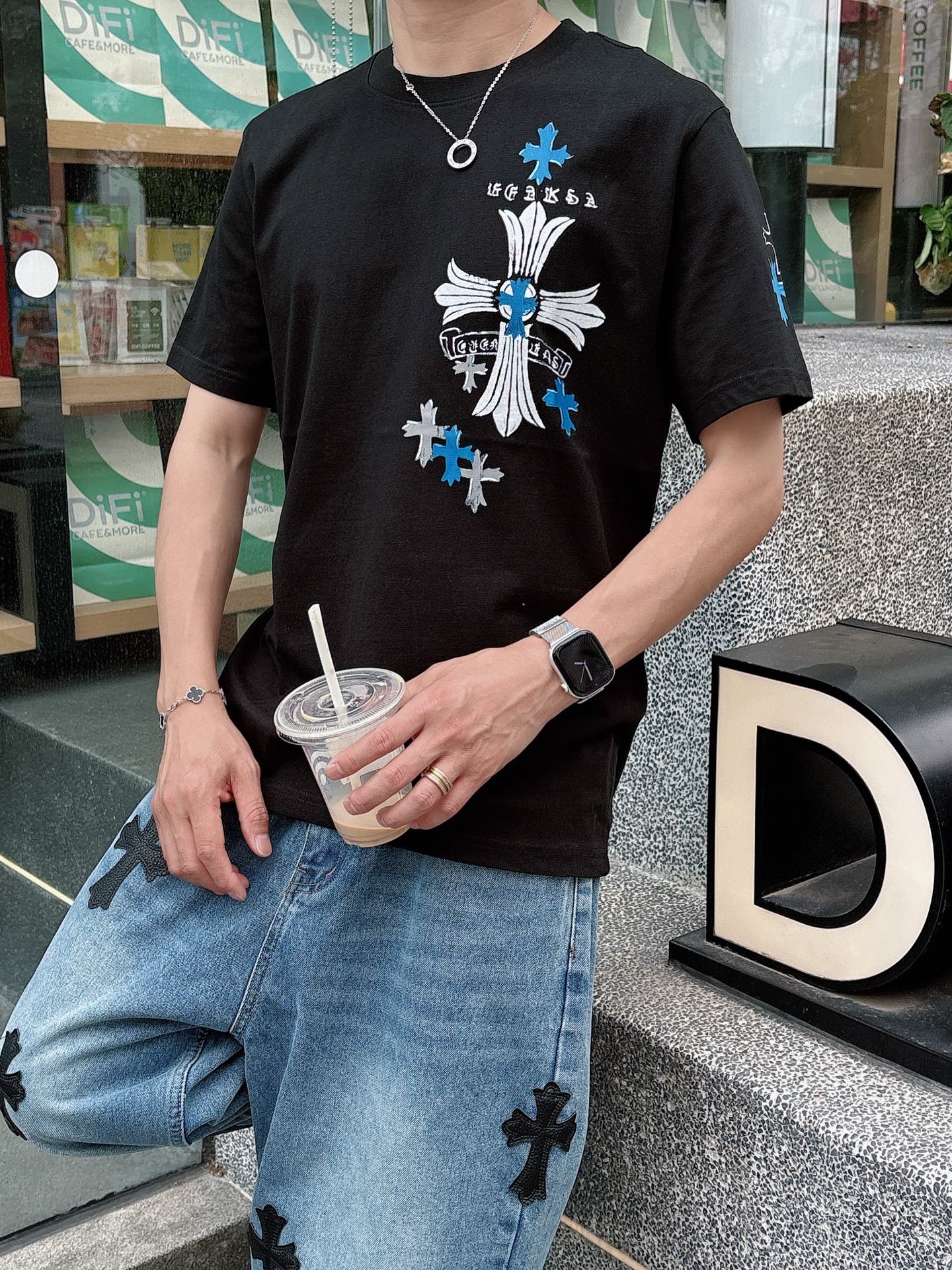   手绘工艺
克罗心 25SS春夏新款首发专柜最新款短袖圆领T恤 高端订制 设计前卫时尚！品牌logo重