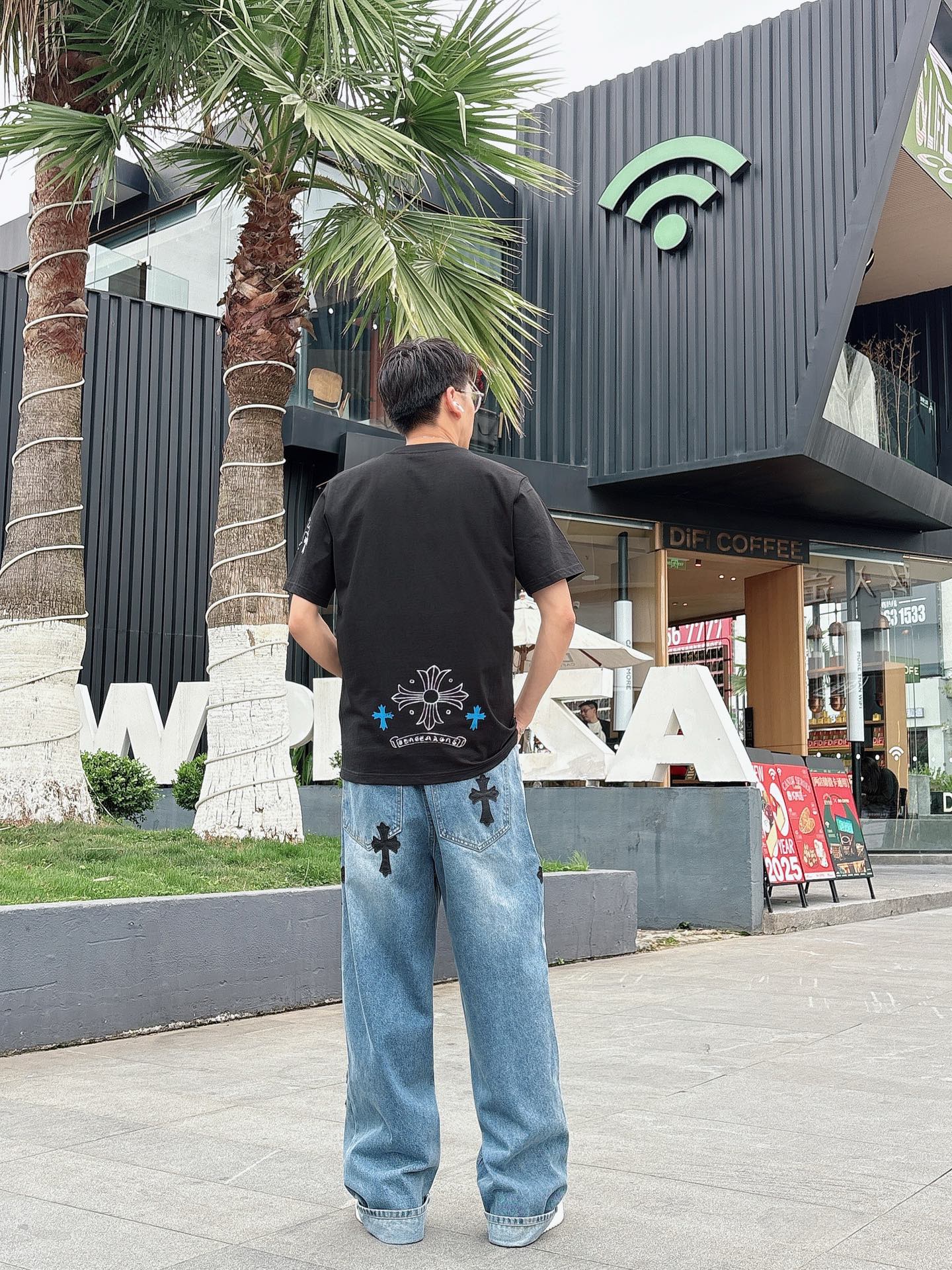   手绘工艺
克罗心 25SS春夏新款首发专柜最新款短袖圆领T恤 高端订制 设计前卫时尚！品牌logo重