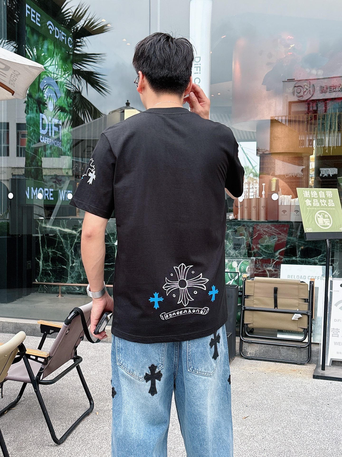   手绘工艺
克罗心 25SS春夏新款首发专柜最新款短袖圆领T恤 高端订制 设计前卫时尚！品牌logo重