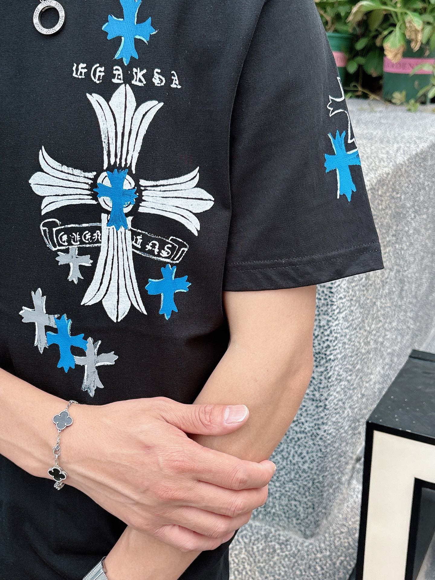   手绘工艺
克罗心 25SS春夏新款首发专柜最新款短袖圆领T恤 高端订制 设计前卫时尚！品牌logo重