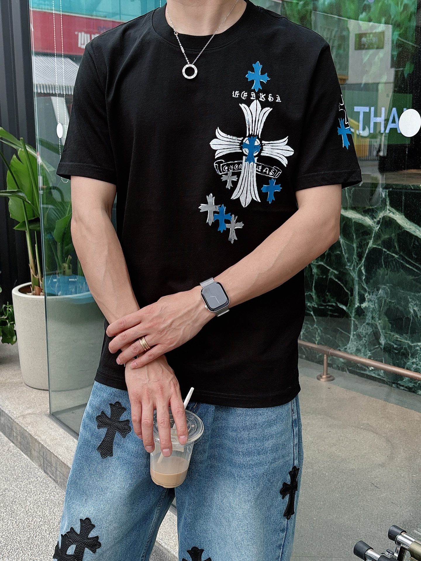   手绘工艺
克罗心 25SS春夏新款首发专柜最新款短袖圆领T恤 高端订制 设计前卫时尚！品牌logo重