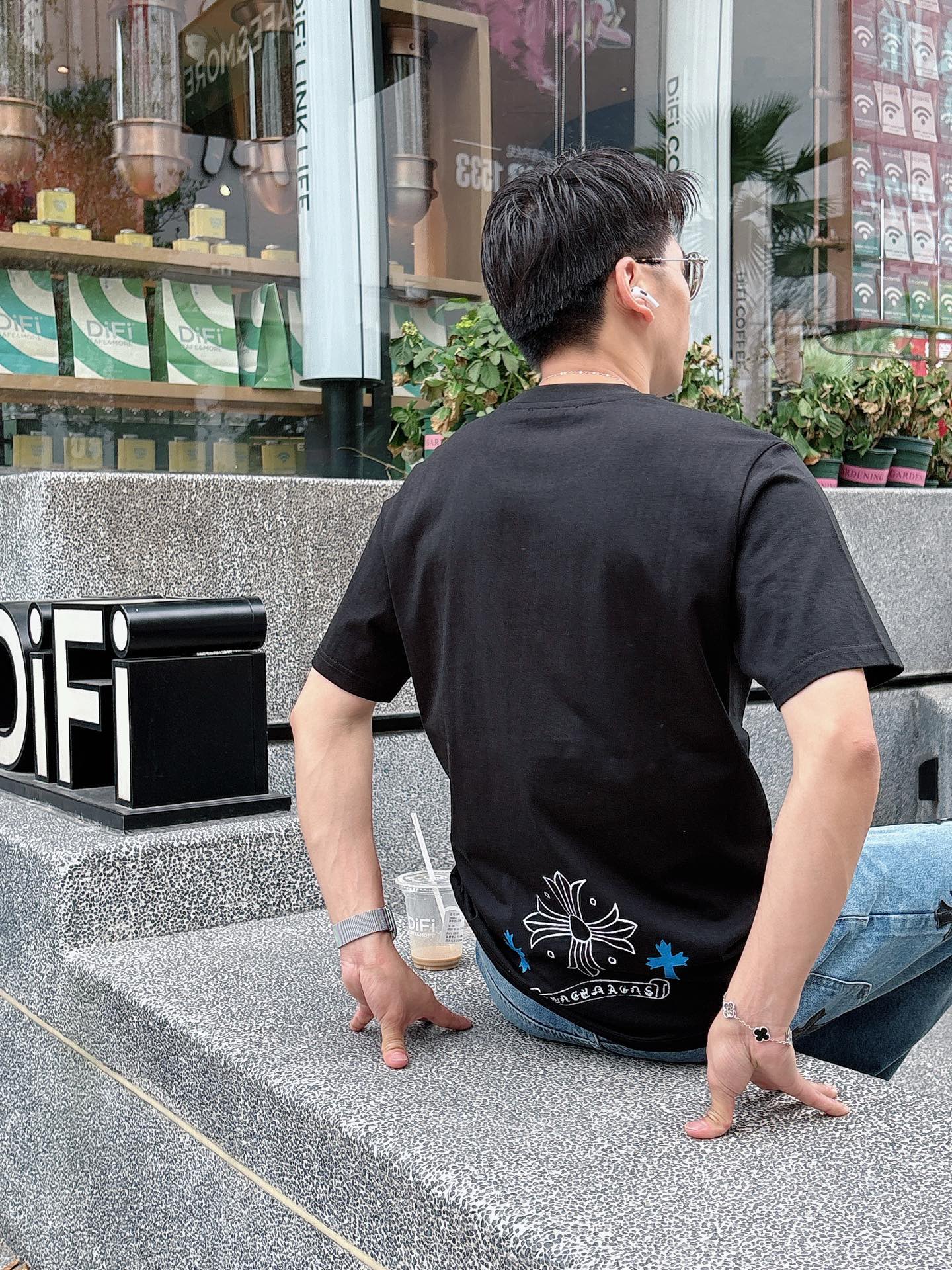   手绘工艺
克罗心 25SS春夏新款首发专柜最新款短袖圆领T恤 高端订制 设计前卫时尚！品牌logo重