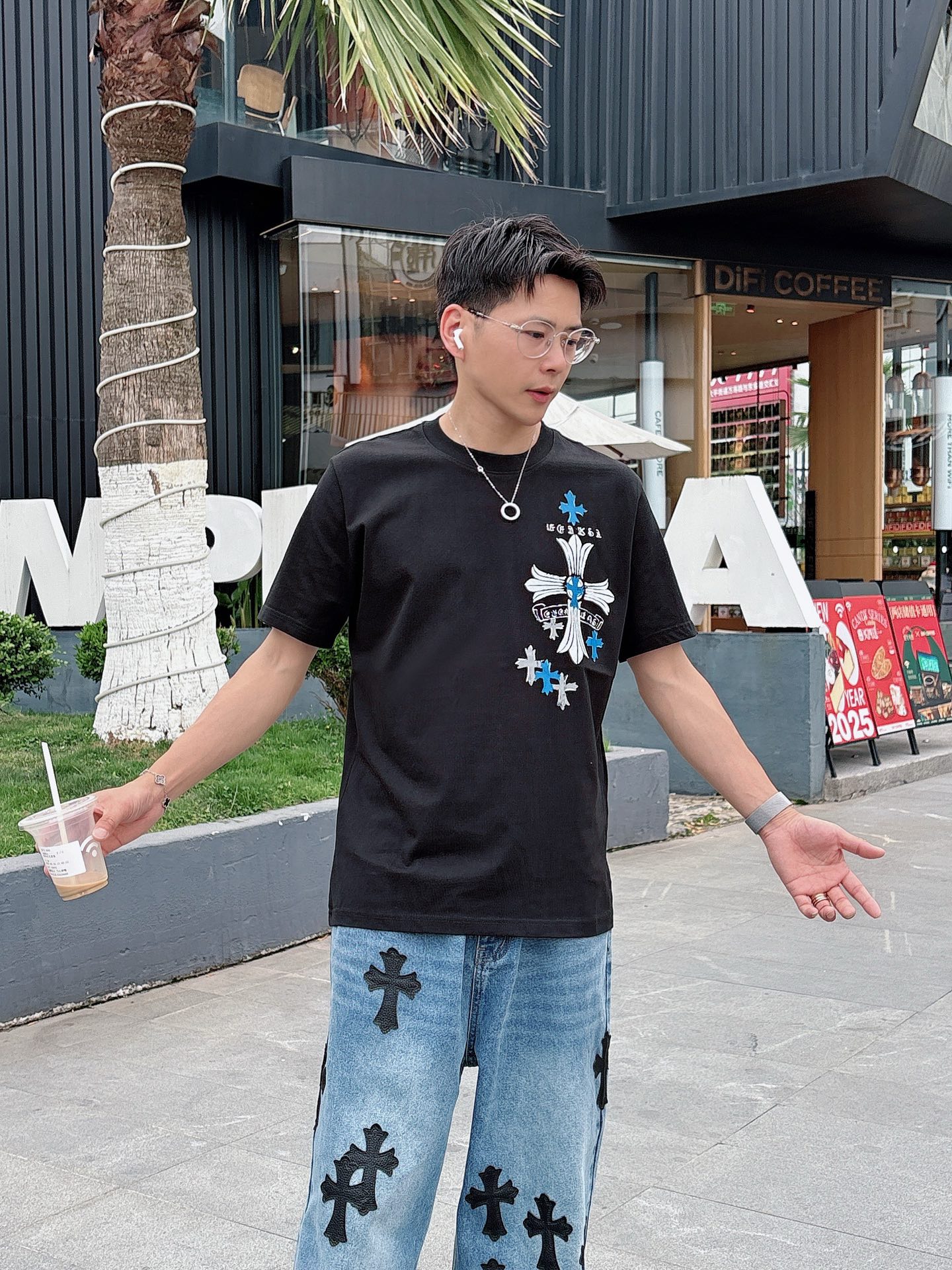   手绘工艺
克罗心 25SS春夏新款首发专柜最新款短袖圆领T恤 高端订制 设计前卫时尚！品牌logo重