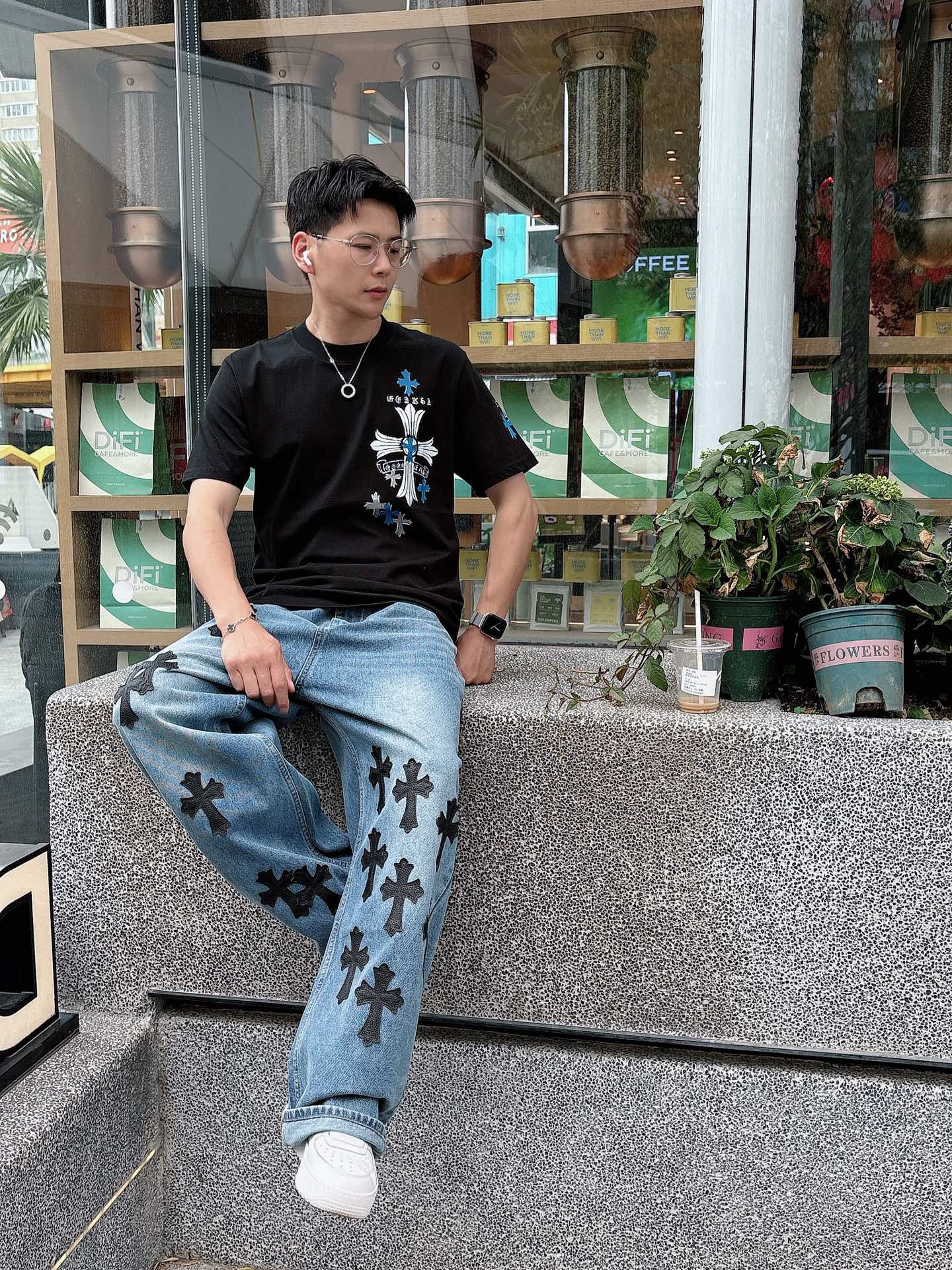   手绘工艺
克罗心 25SS春夏新款首发专柜最新款短袖圆领T恤 高端订制 设计前卫时尚！品牌logo重