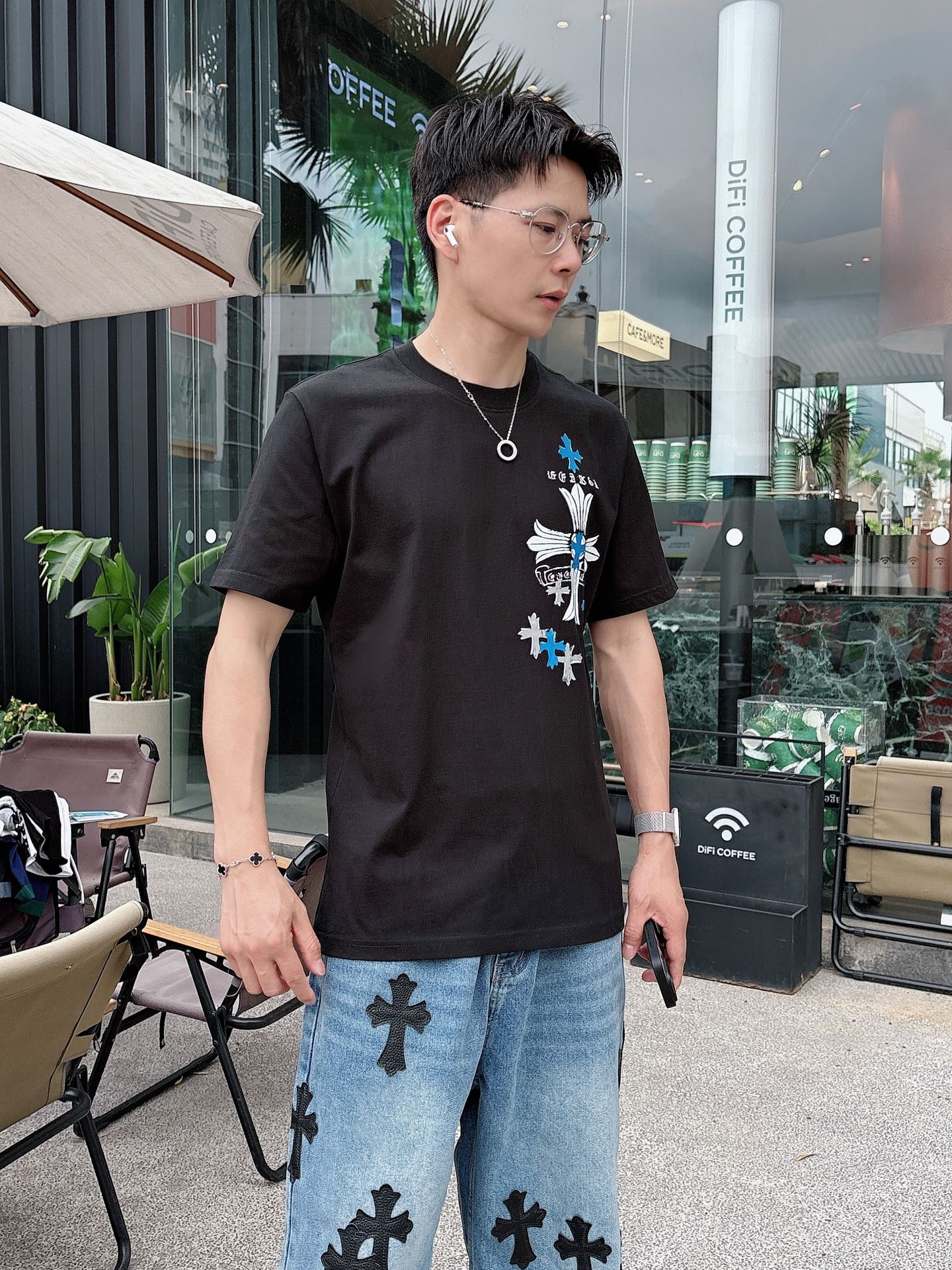   手绘工艺
克罗心 25SS春夏新款首发专柜最新款短袖圆领T恤 高端订制 设计前卫时尚！品牌logo重