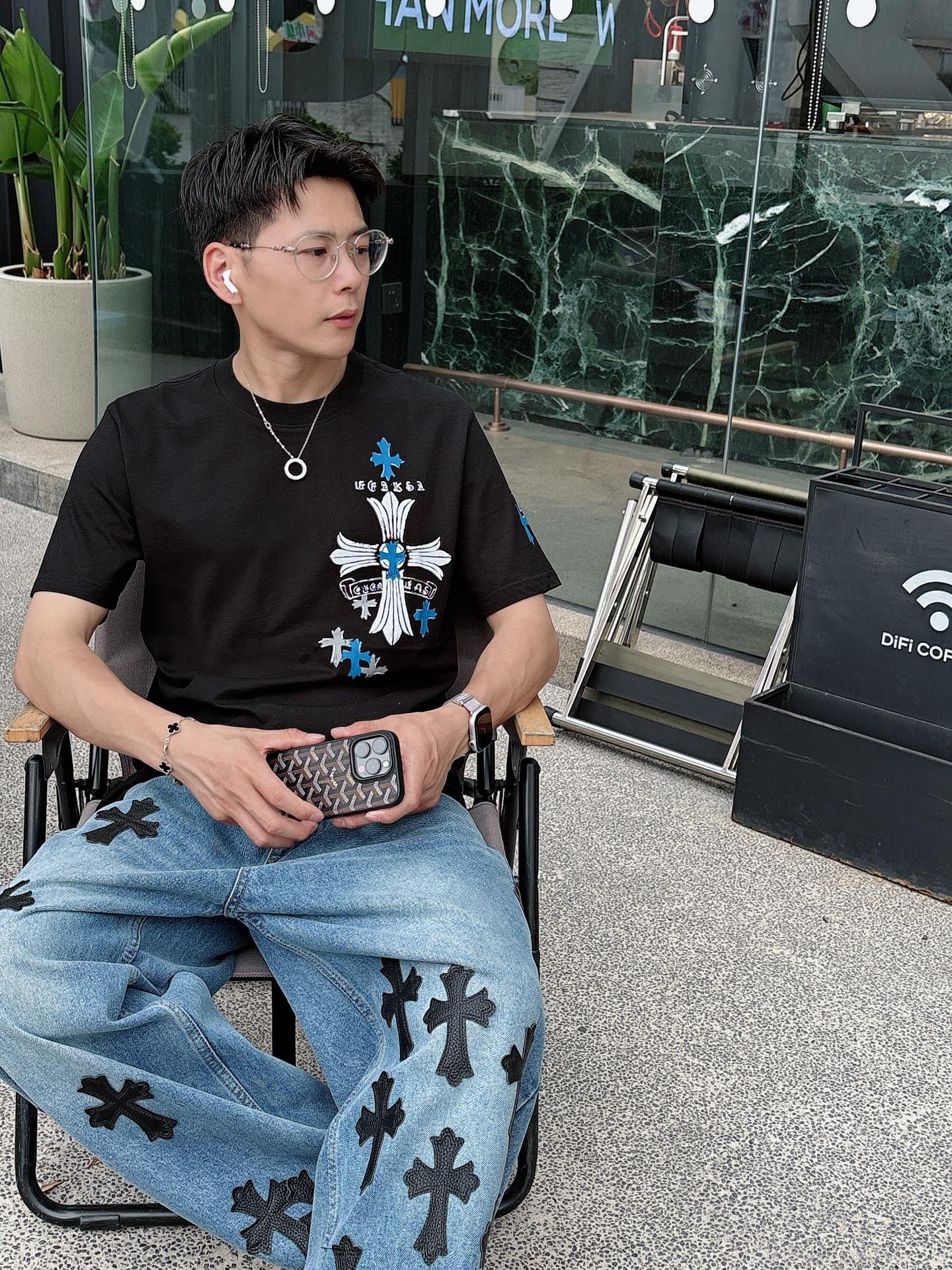   手绘工艺
克罗心 25SS春夏新款首发专柜最新款短袖圆领T恤 高端订制 设计前卫时尚！品牌logo重